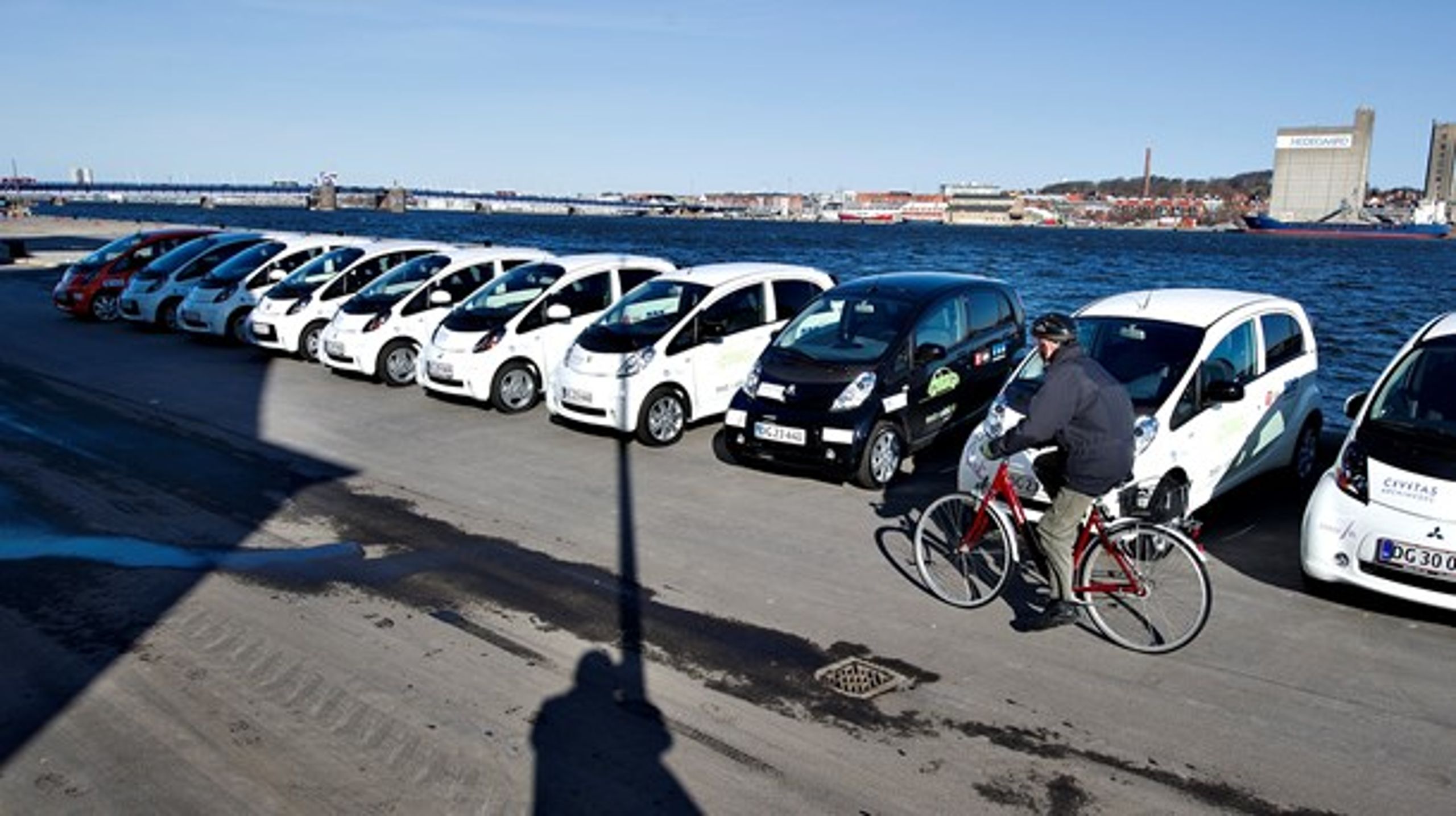 I Danmark beskatter vi&nbsp;primært&nbsp;bilers købsværdi, og dermed&nbsp;beskatter vi reelt elbiler hårdere end andre biler. Flytter vi derimod beskatningen til en&nbsp;løbende afgift, hvor omkostningerne til drift er markant lavere for elbiler, får vi&nbsp;en mere ligeværdig&nbsp;beskatning.