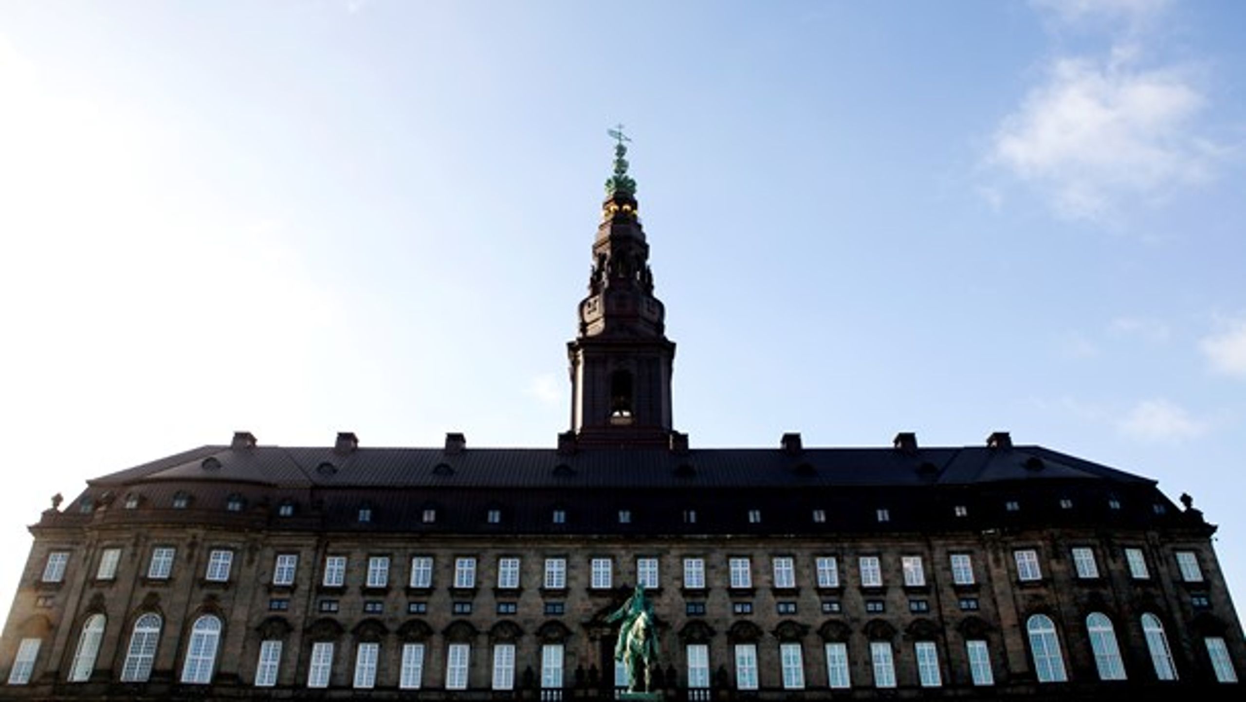Ungdomspartierne tror, det vil nedbringe politikerleden, hvis politikerne kom mere rundt uden for Christiansborg.