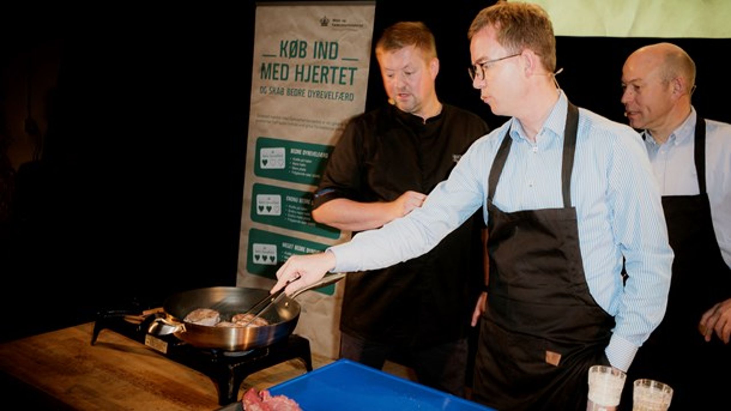 Under et presseevent&nbsp;var den kendte kok Jesper Koch inviteret med for at lave mad med det nye dyrevelfærdsmærkede svinekød. Her er det fødevareminister Esben Lunde Larsen (V), der er i aktion.