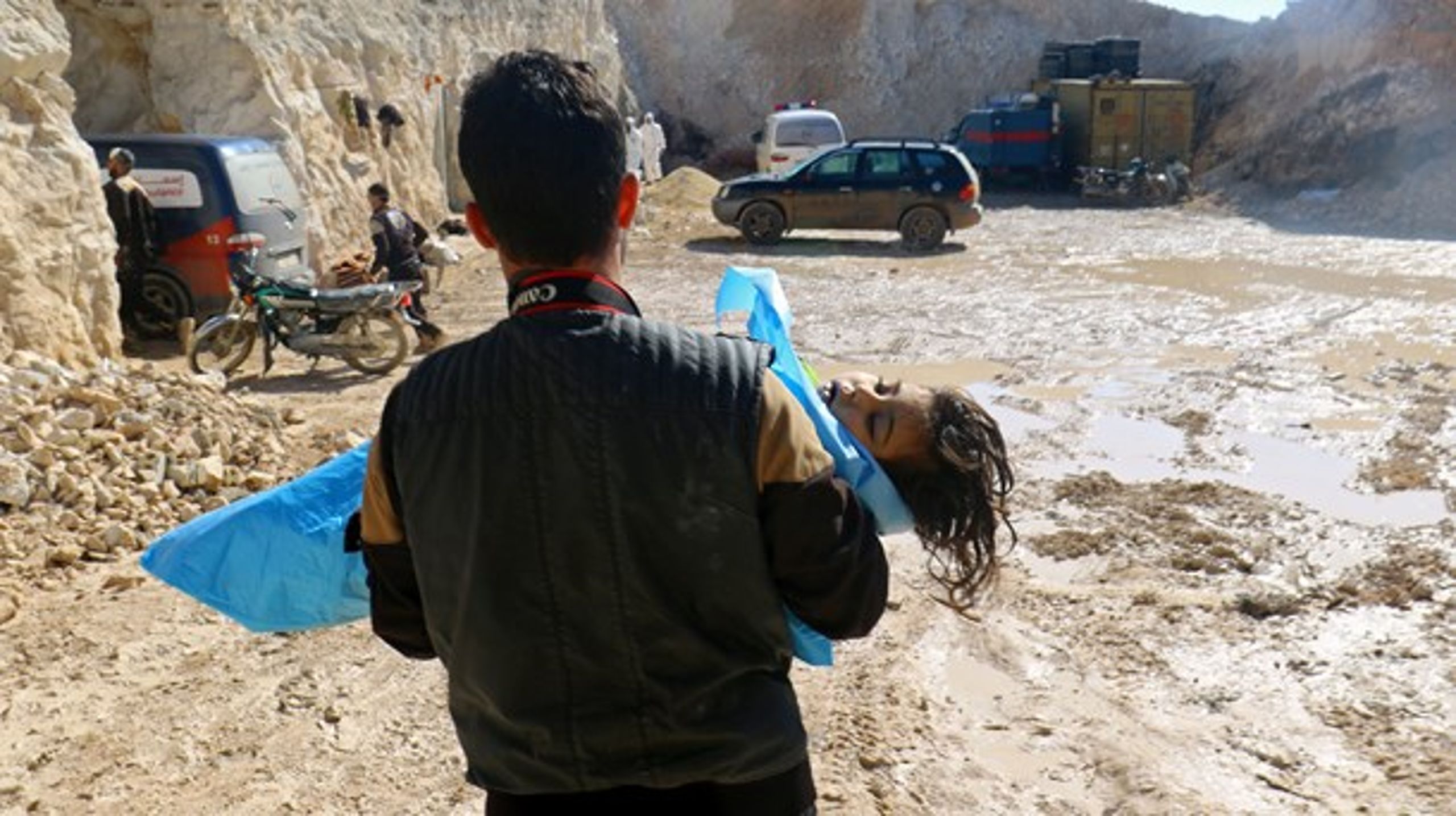 En mand bærer liget af en lille pige efter Assads giftangreb i det nordlige&nbsp;Syrien.<br><div></div>