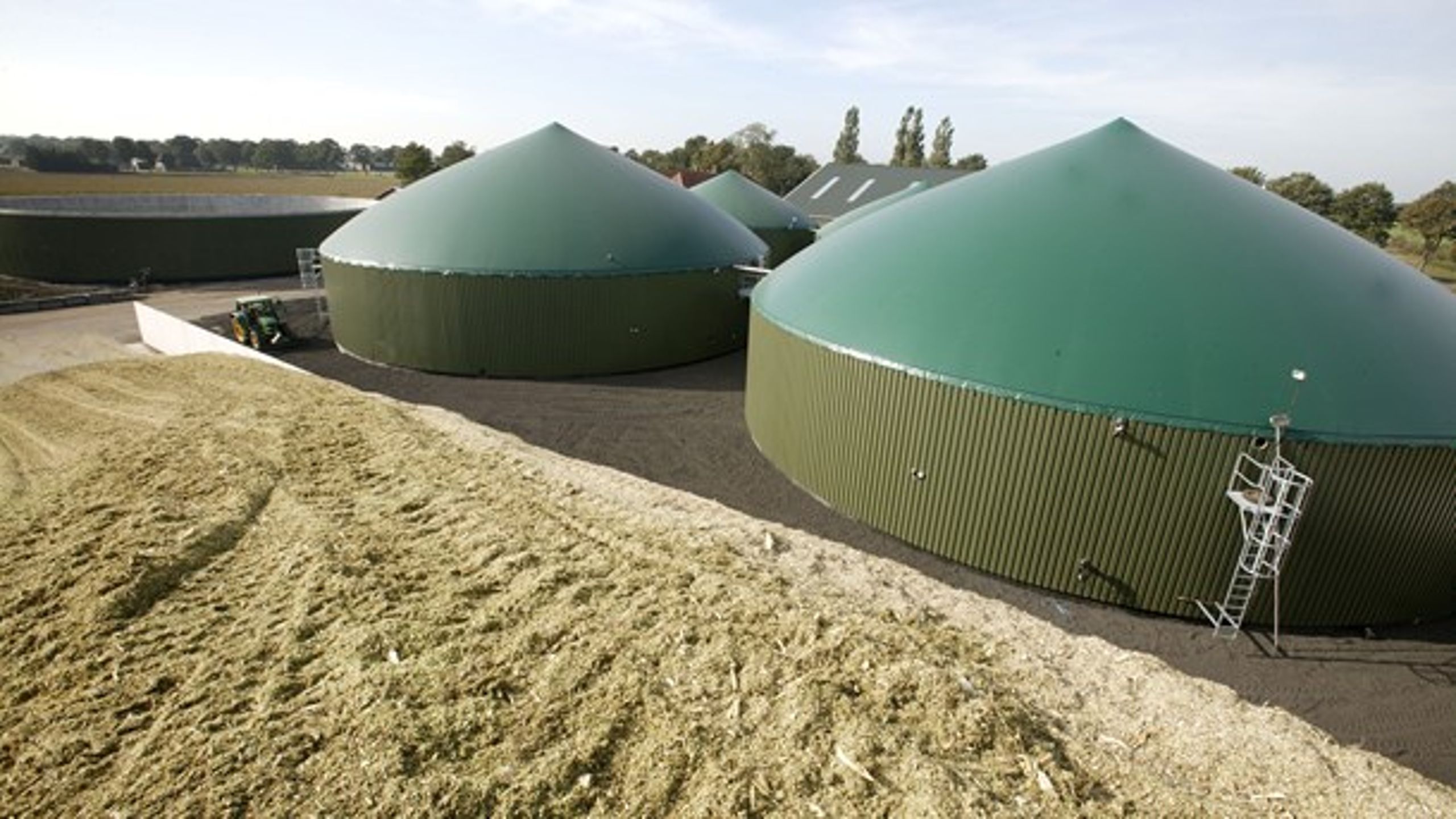 Der kan være positive synergier ved at placere biogasanlæg på landbrugsjorde, påpeger Teknologirådet.
