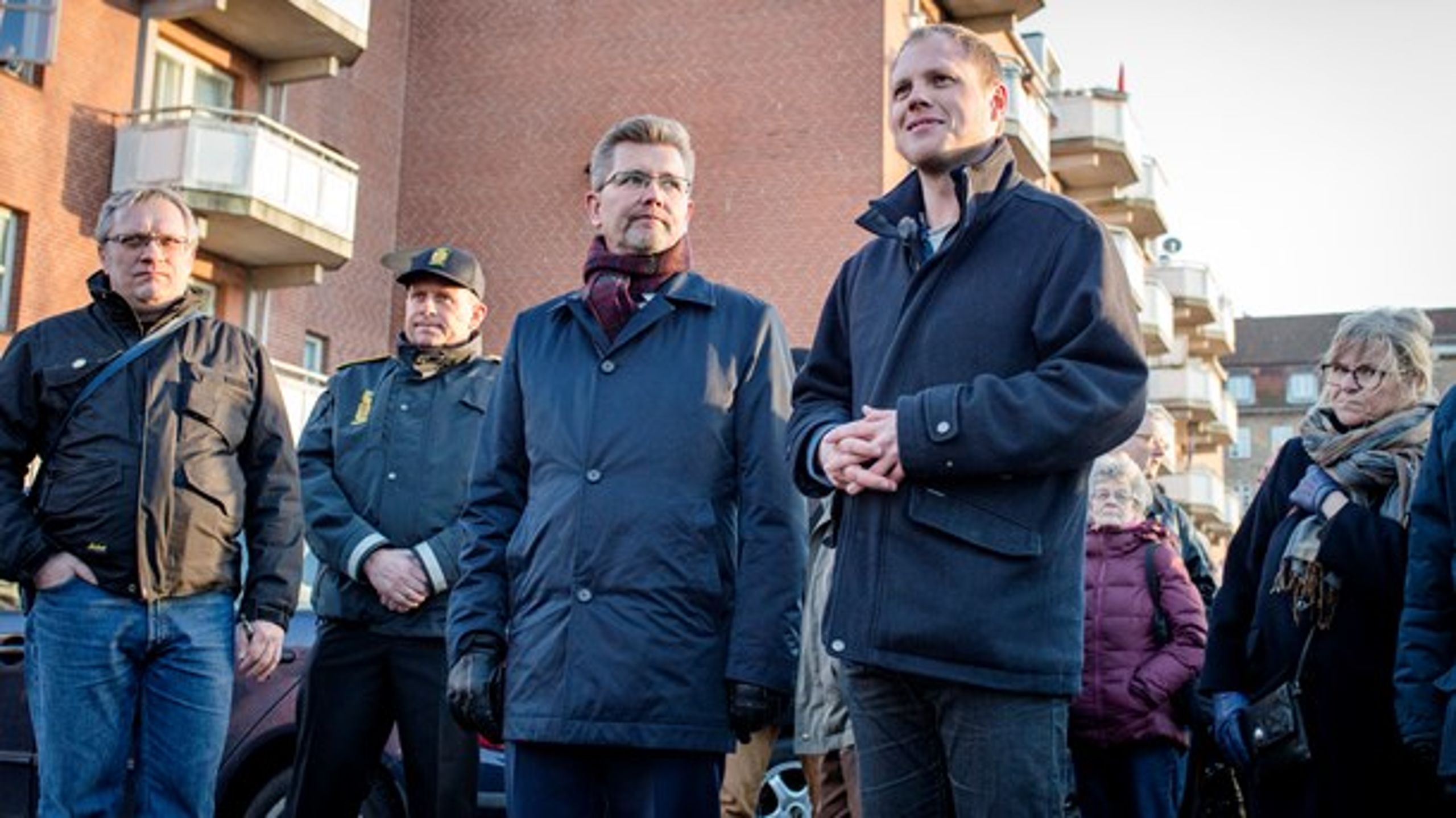 Søren Dalsgaard i selskab med overborgmester Frank Jensen (S) under en fredsmarch i Mjølnerparken.