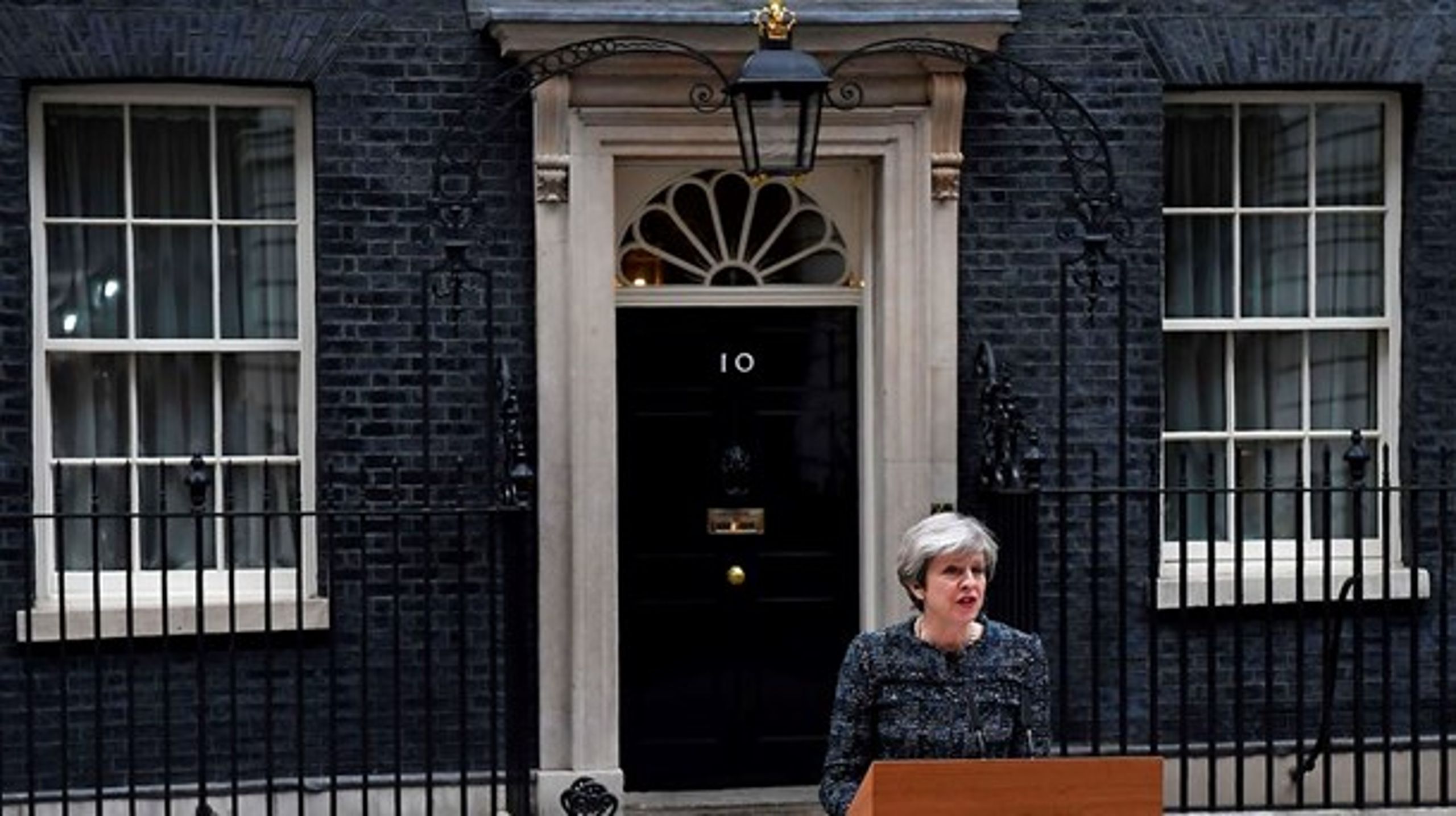 Theresa May anklager sine EU-partnere for at ville sabotere det britiske parlamentsvalg 8. juni.