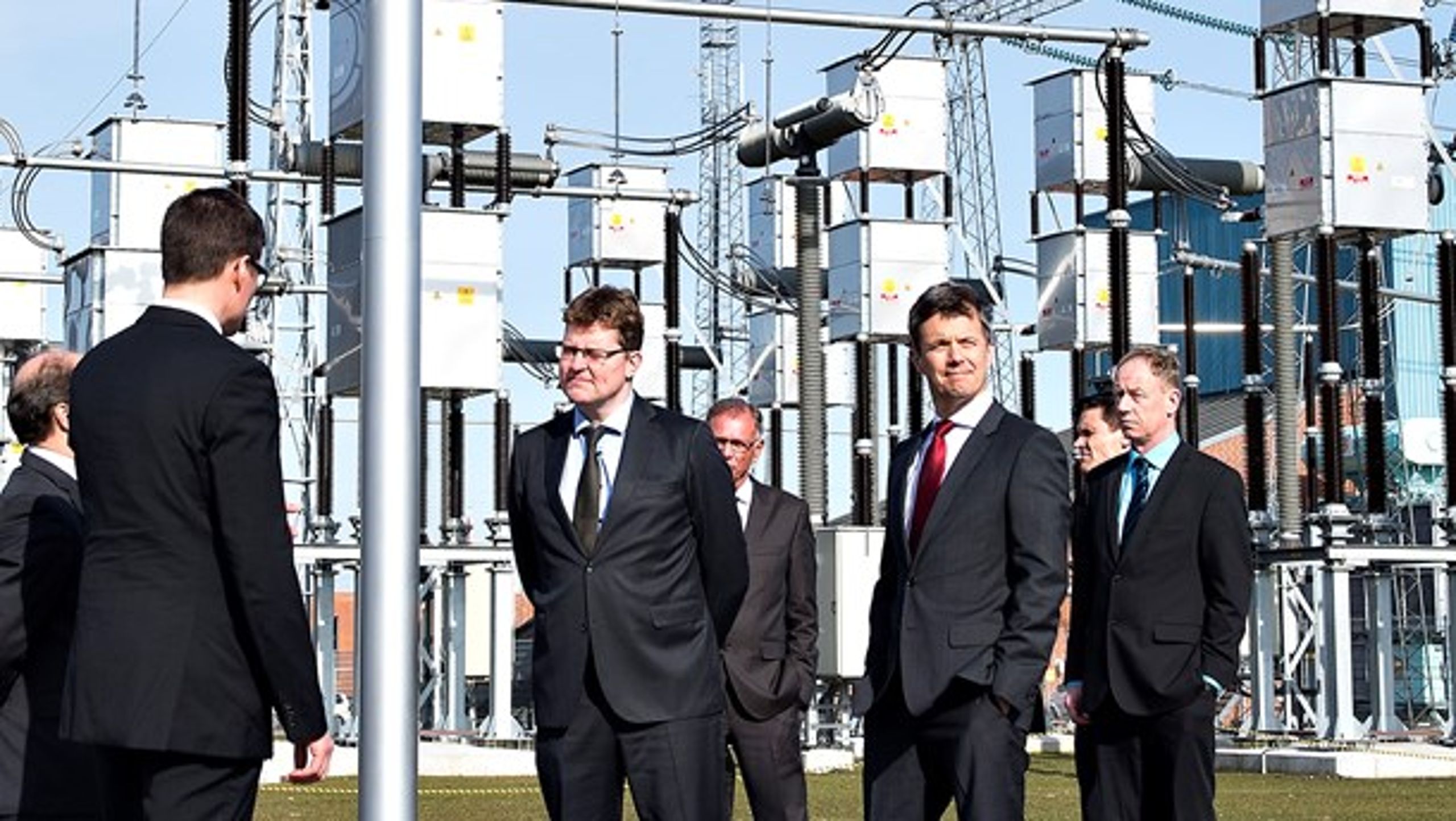 Kronprins Frederik og daværende energiminister Rasmus Helveg Petersen (R) ved indvielsen af den nye fælles elforbindelse over Skagerak i 2015.