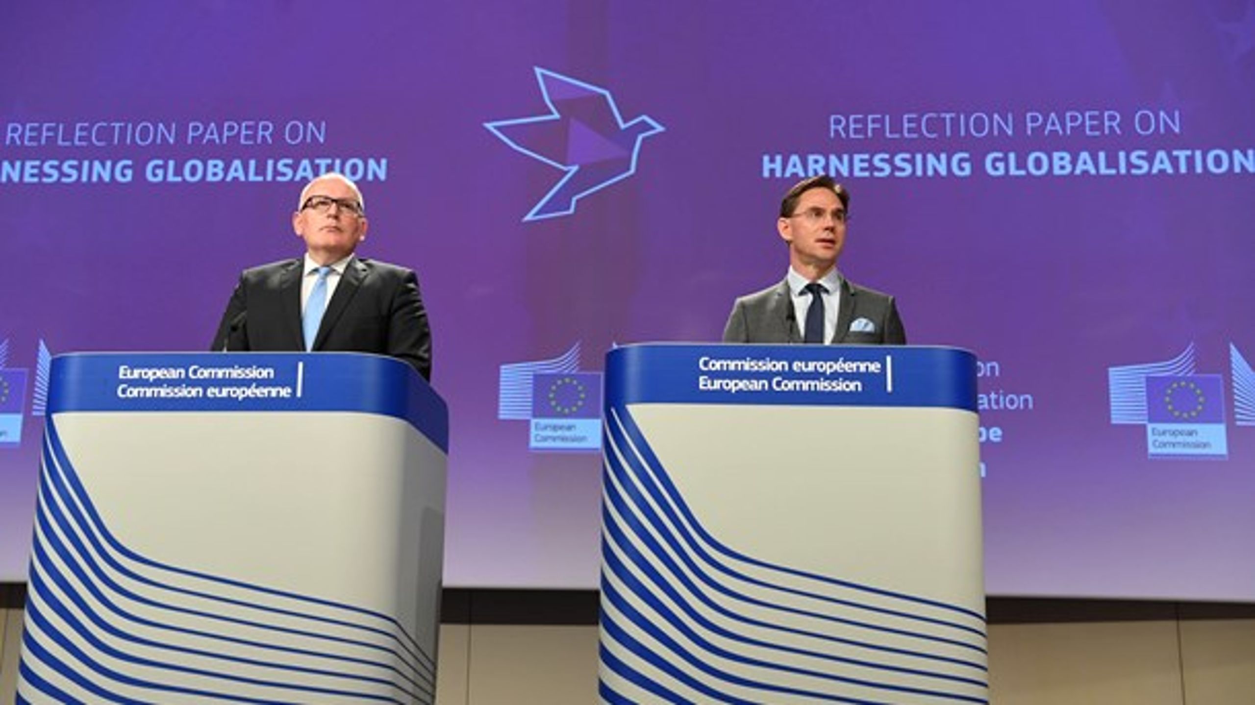 EU-kommissærerne Frans Timmermans (t.v) og Jyrki Katainen (t.h.) vil have globaliseringens fordele og ulemper mere jævnt fordelt.
