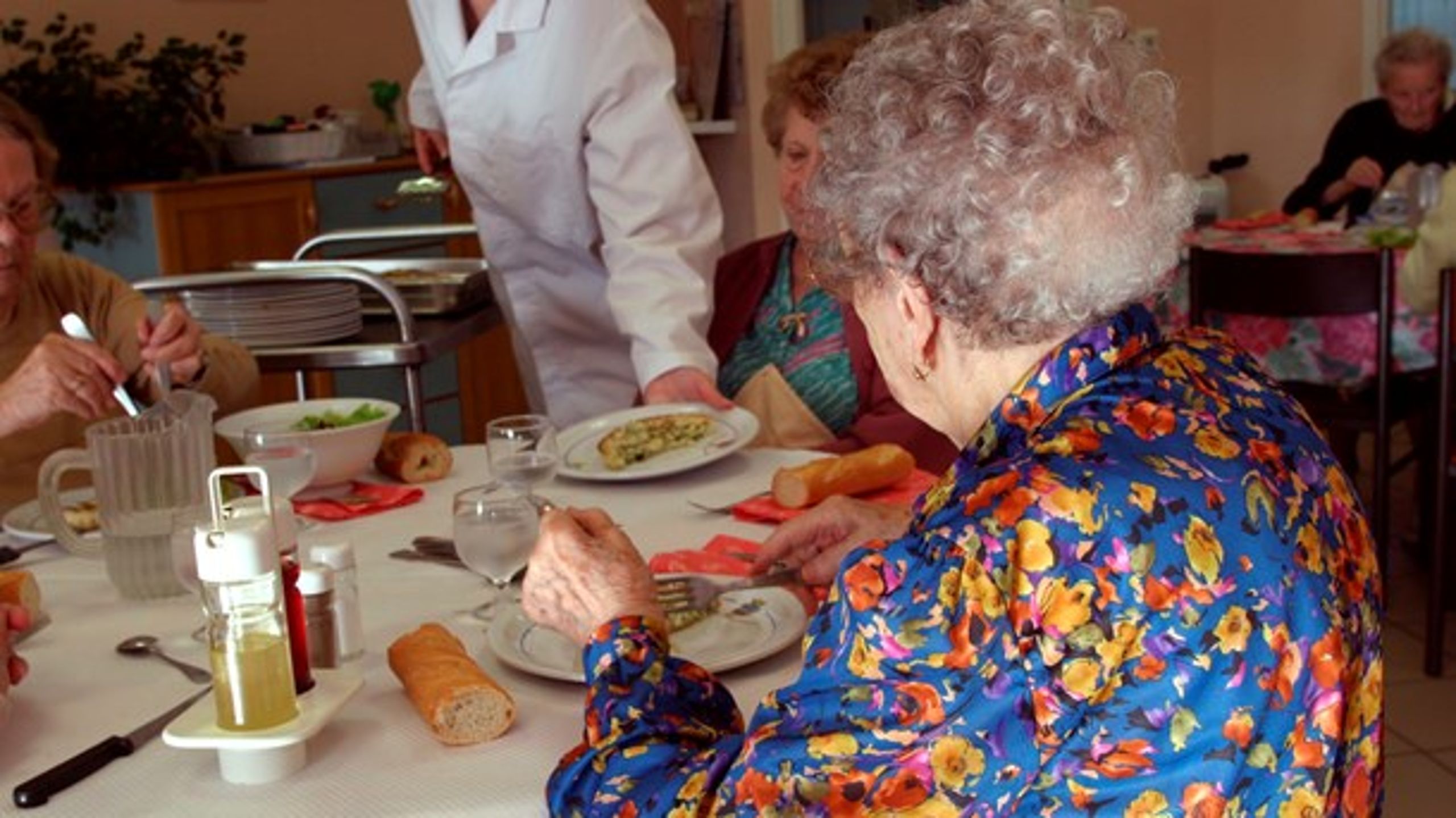 Udbringning af mad til ældre er et af de områder, hvor velfærdssamfundet har en helt afgørende opgave for de mange tusind ældre, som simpelthen ikke kan selv, skriver Anne-Birgitte Agger.