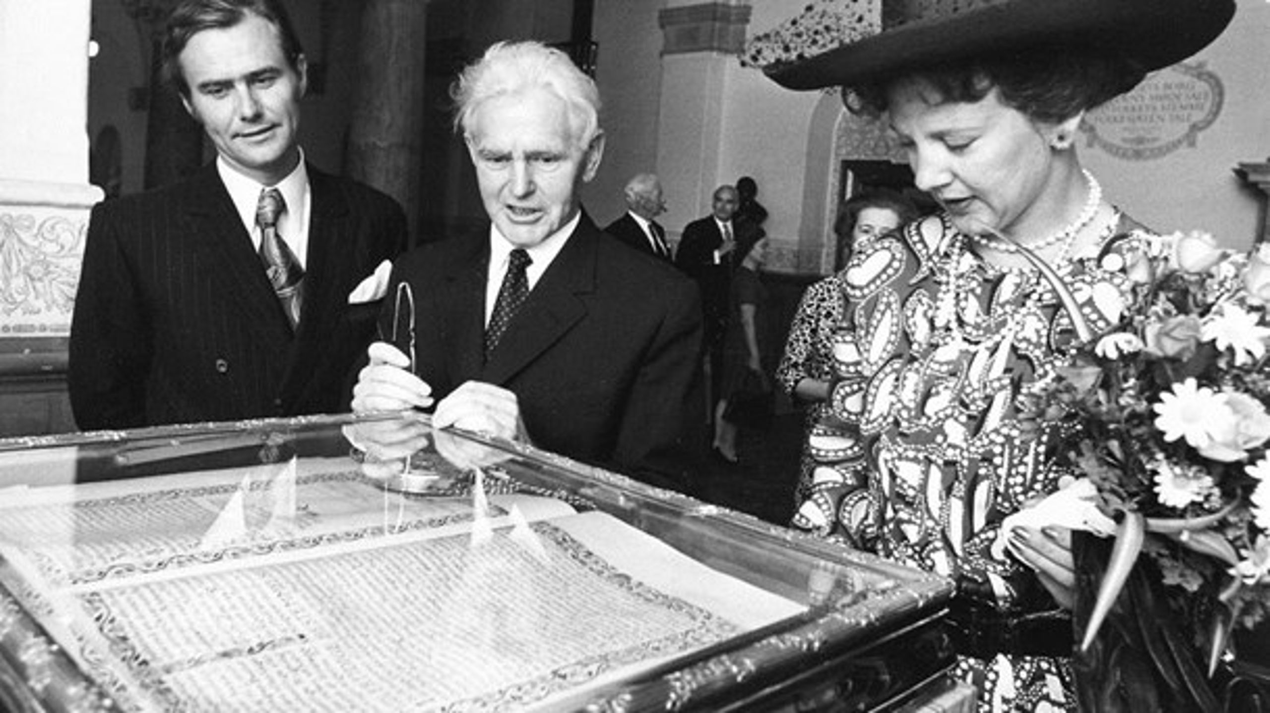 Dronning Margrethe og prins Henrik betragter Grundloven i Vandrehallen på Christiansborg (1972).