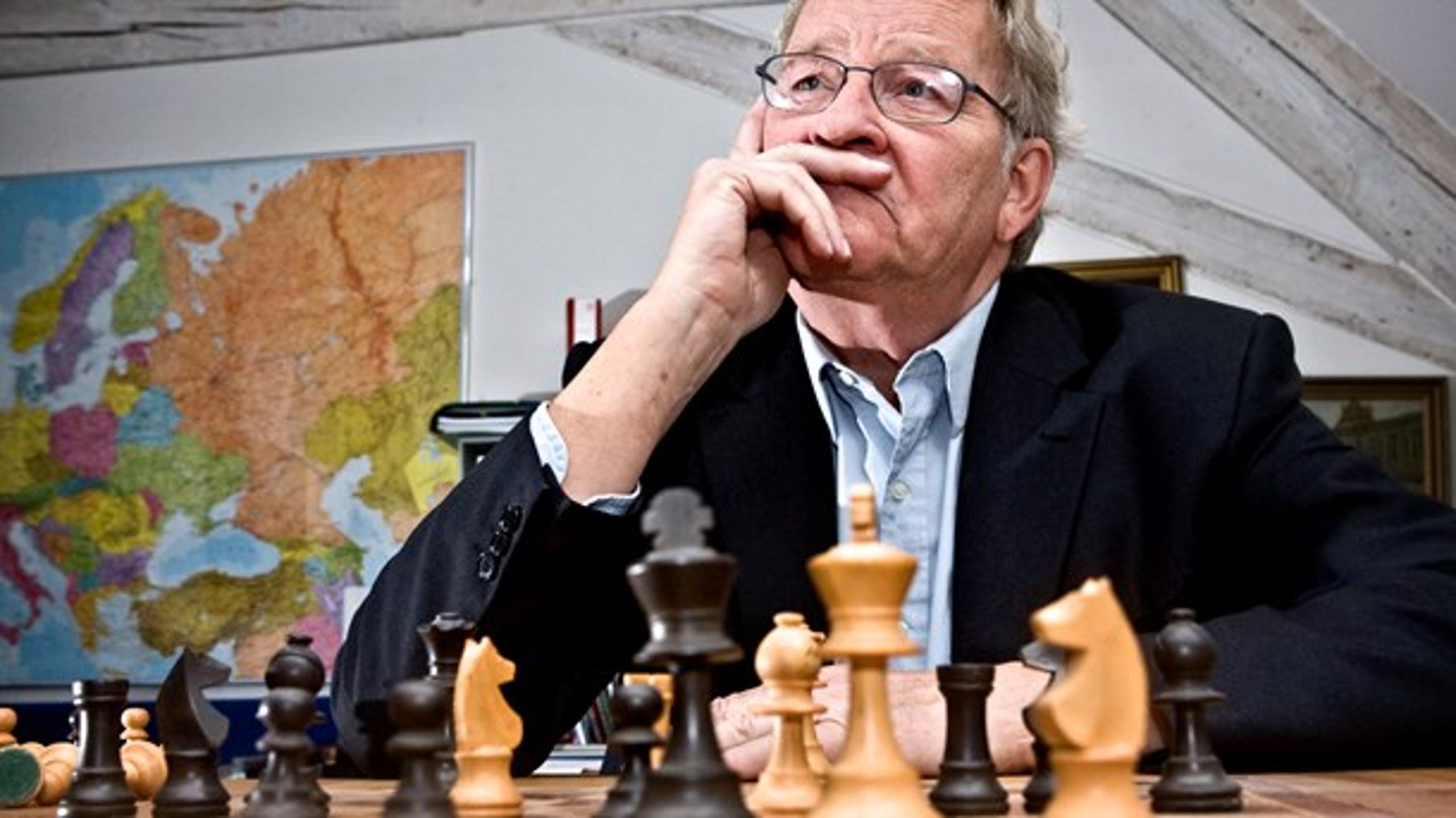 Niels Helveg Petersen drog ofte&nbsp;sammenligninger mellem skak og politik, og han elskede såvel det politiske spil som skakspillets taktik og strategi.<br>