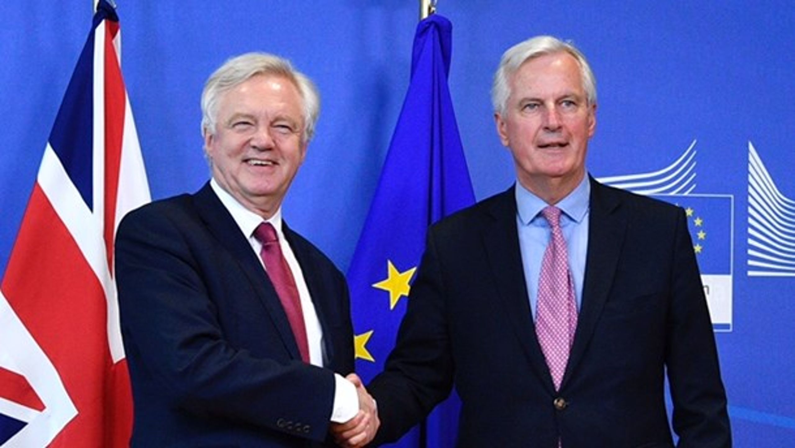 Efter næsten et år er forhandlingerne om briternes exit fra EU skudt i gang. I stolene sidder den britiske minister for Brexit, David Davis (t.v), og EU-chefforhandler Michel Barnier (t.h.).