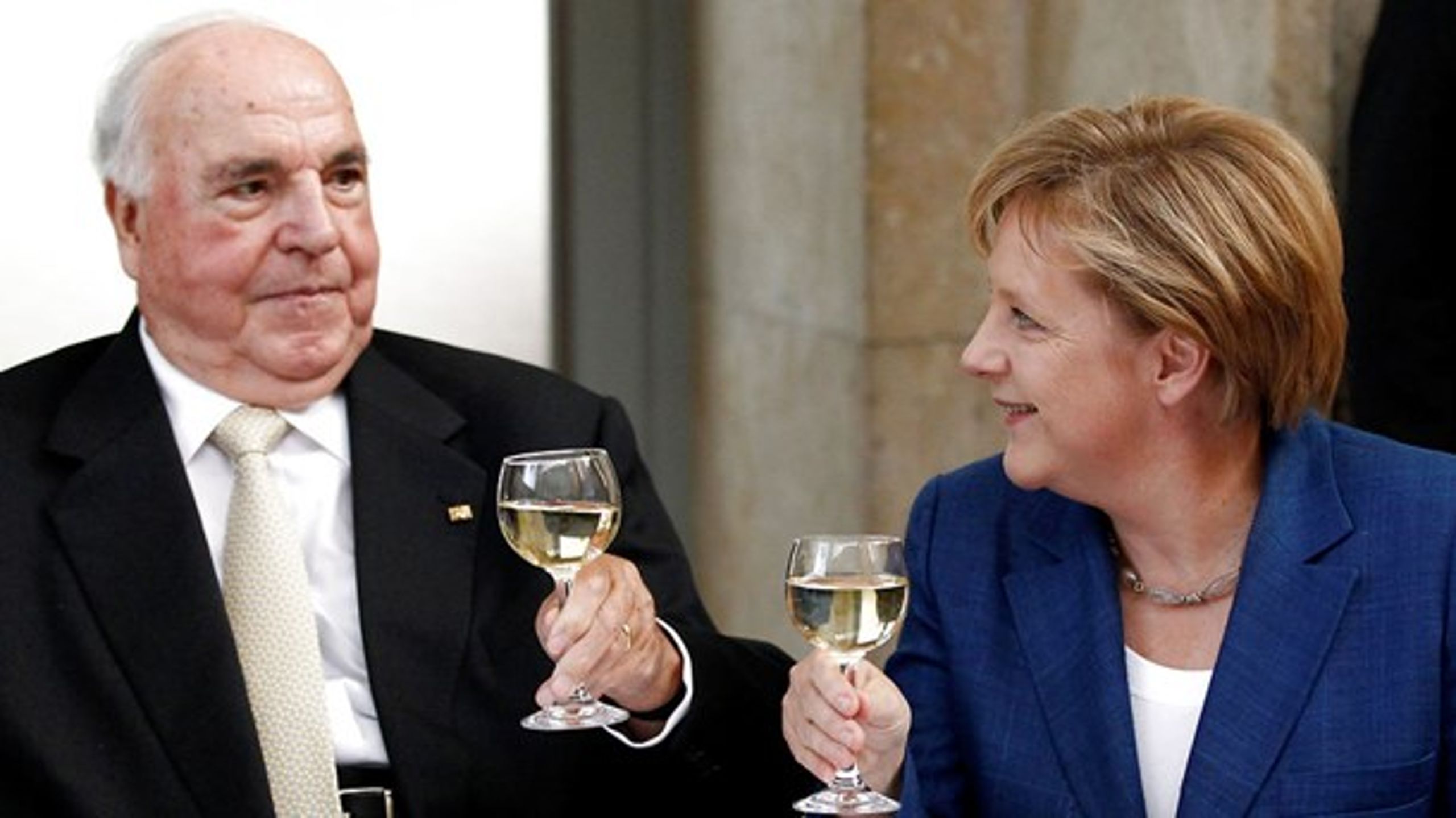 Tysklands forhenværende&nbsp;kansler Helmuth Kohl bisættes lørdag ved den første EU-arrangerede mindehøjtidelighed af sin slags. Blandt talerne er nuværende kansler Angela Merkel.