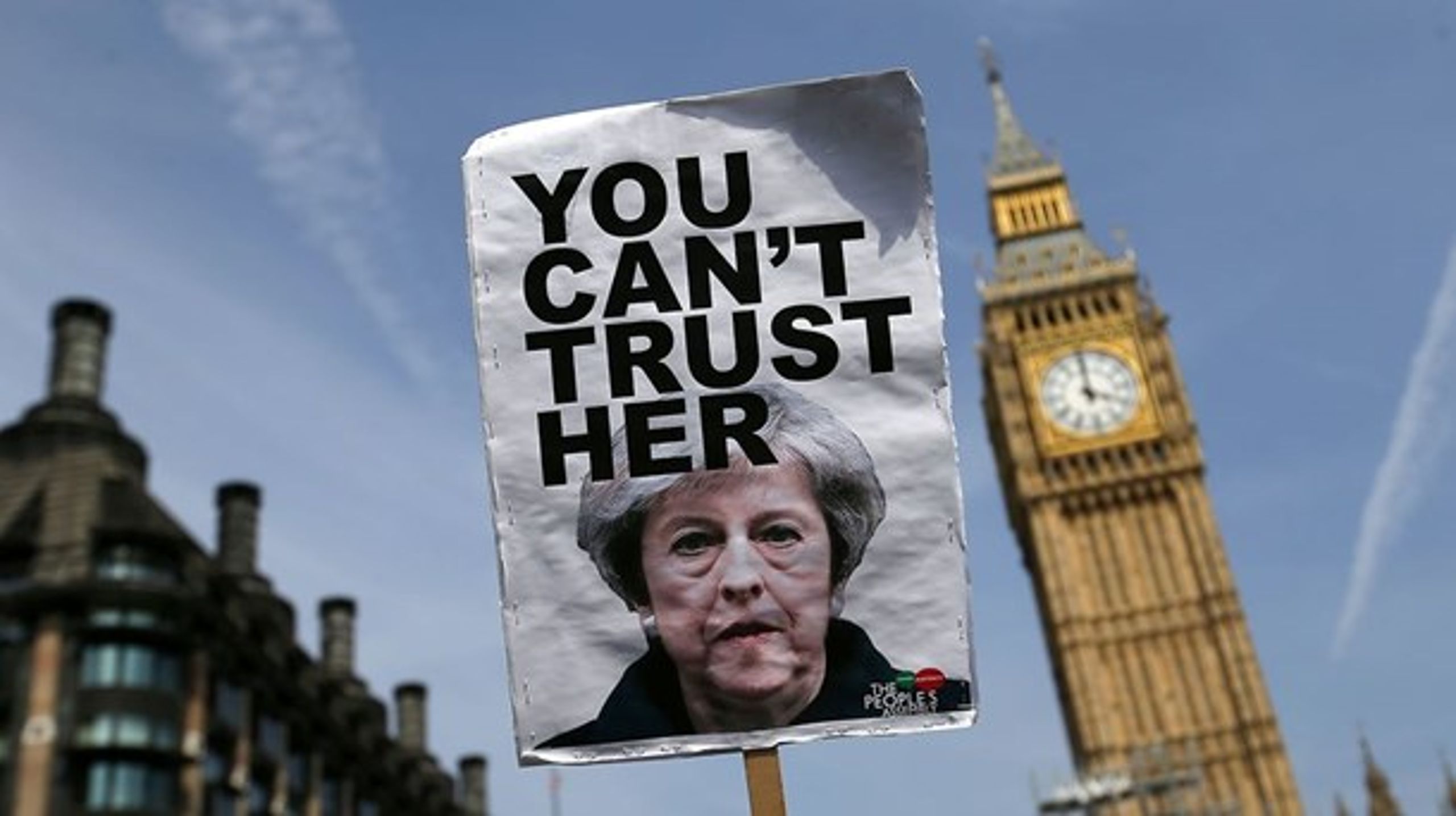 Demonstranter samledes uden for det britiske parlament onsdag, da premierminister Theresa May fremlagde sit regeringsprogram.