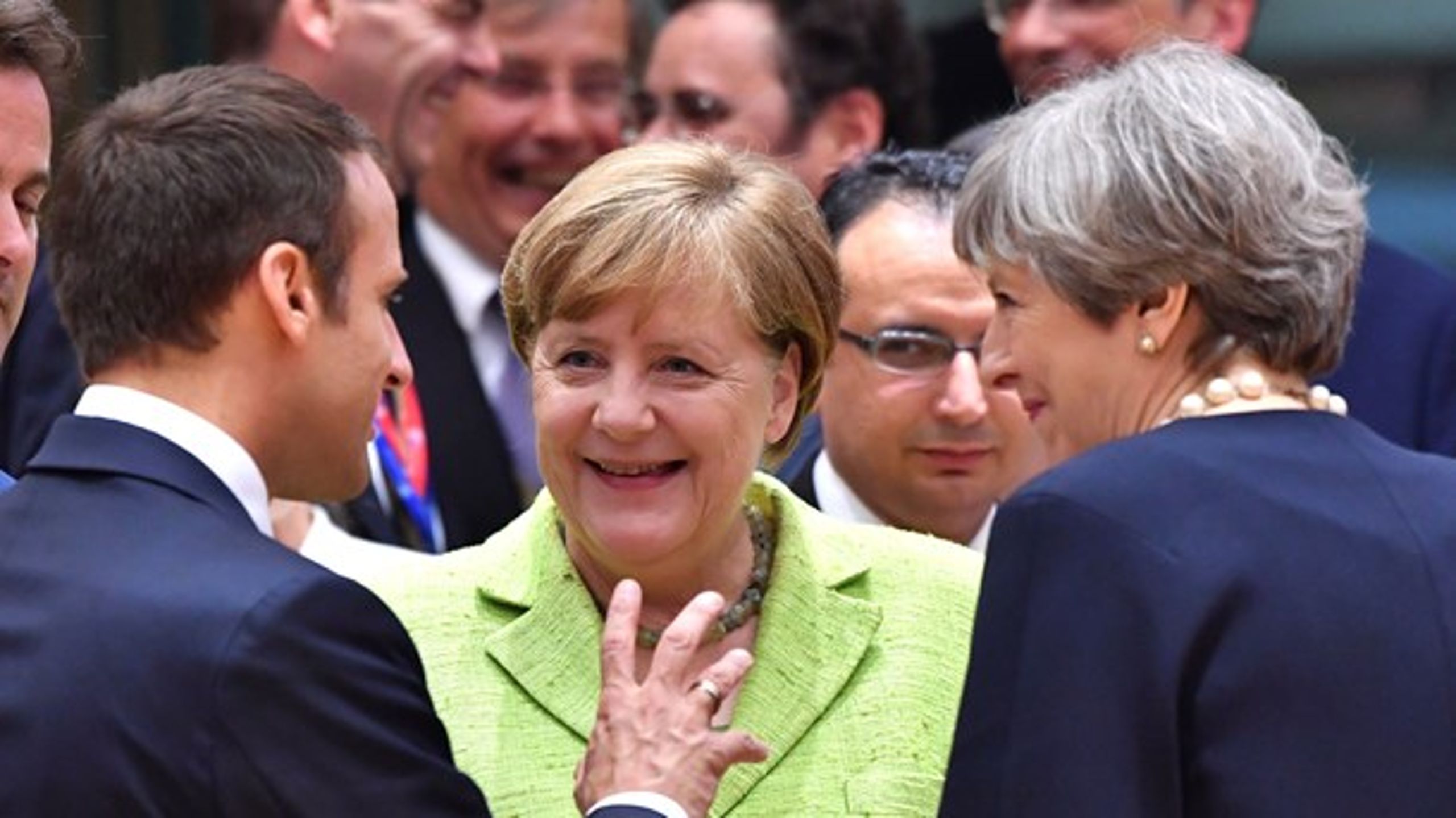 Stemningen i EU-kredsen er betydeligt bedre end for et år siden. Her ses den tyske kansler, Angela Merkel (i midten), sammen med den nye franske præsident, Emmanuel Macron, og den britiske premierminister, Theresa May, ved Macrons første EU-topmøde.