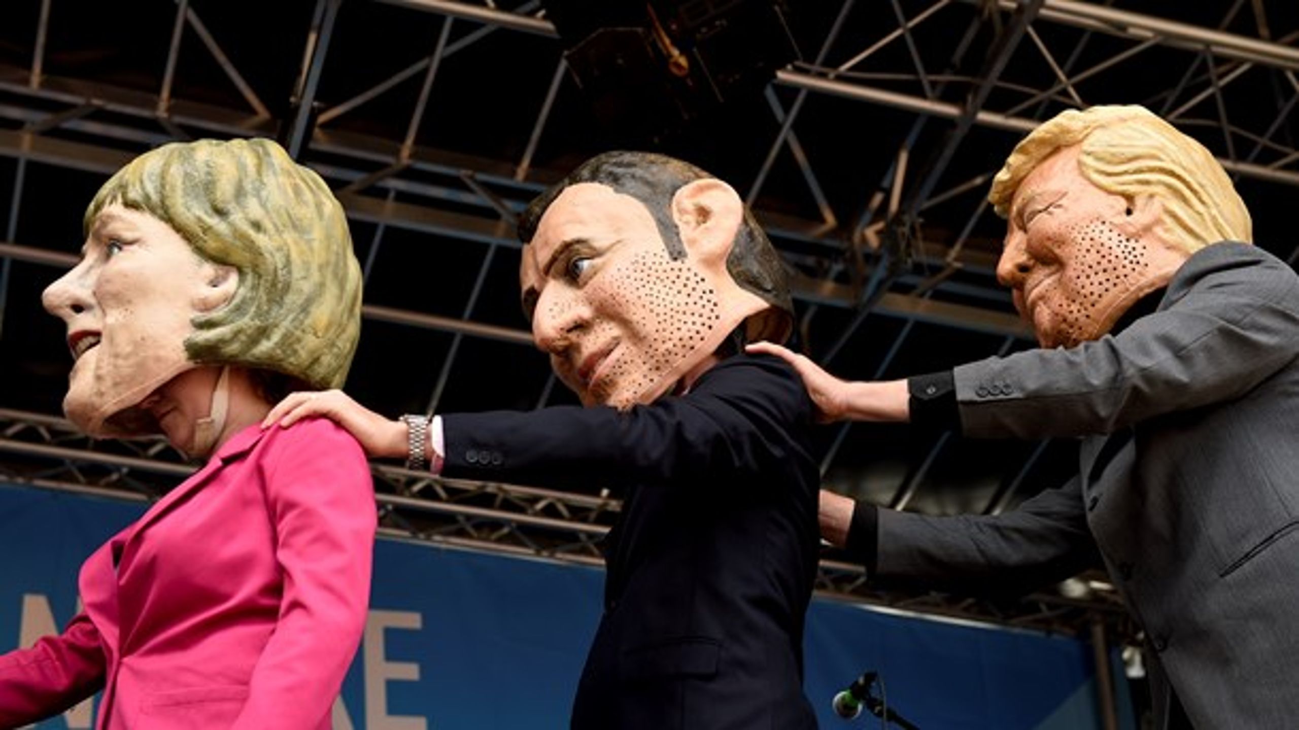 Demonstranter i Hamborg protesterer forud for G20-topmødet iført masker af Angela Merkel, Emmanuel Macron og Donald Trump.