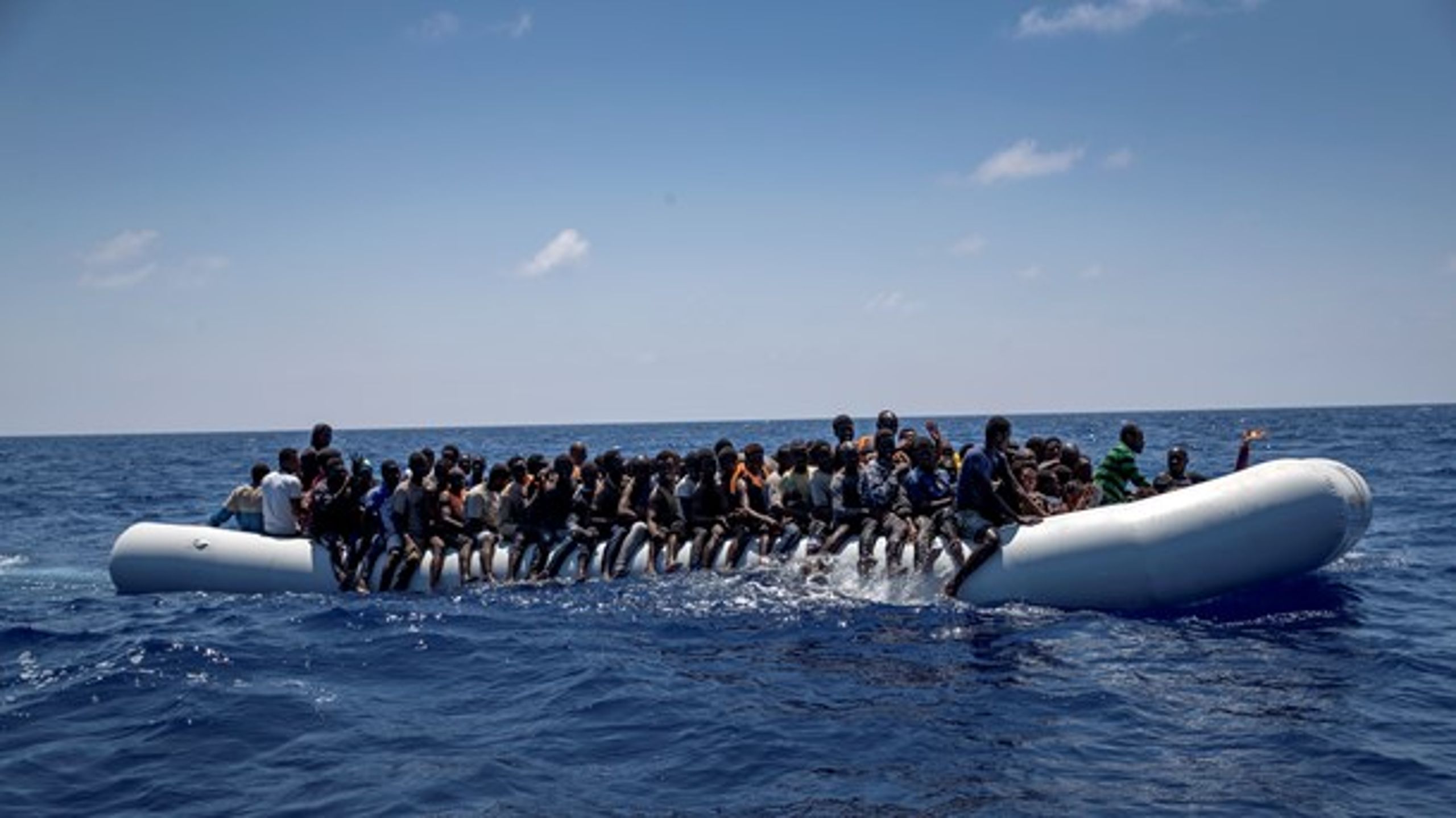 Migranter i en synkefærdig gummibåd ud for den libyske kyst i foråret 2017