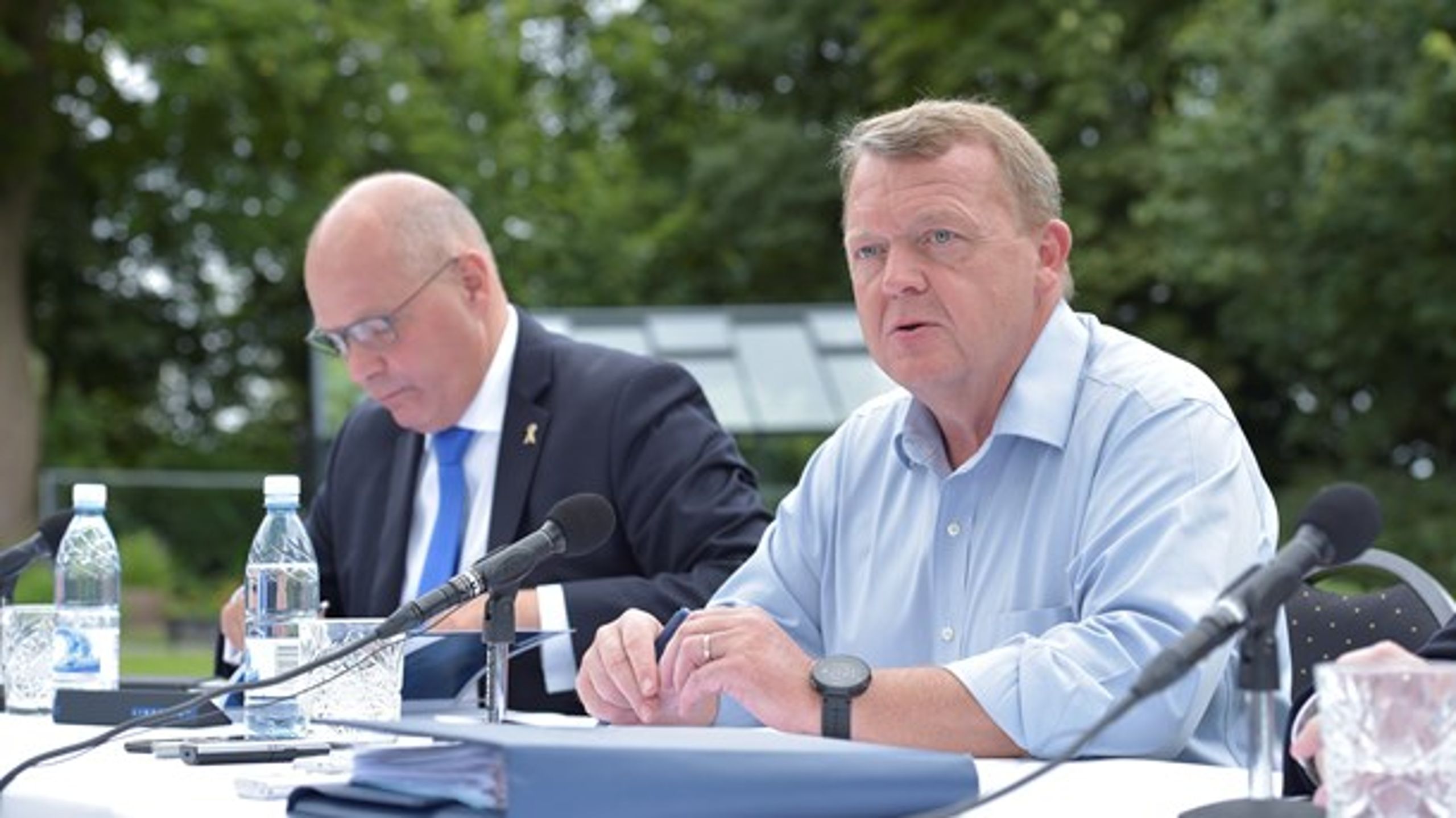 Statsminister Lars Løkke Rasmussen (til højre) under dagens pressemøde.