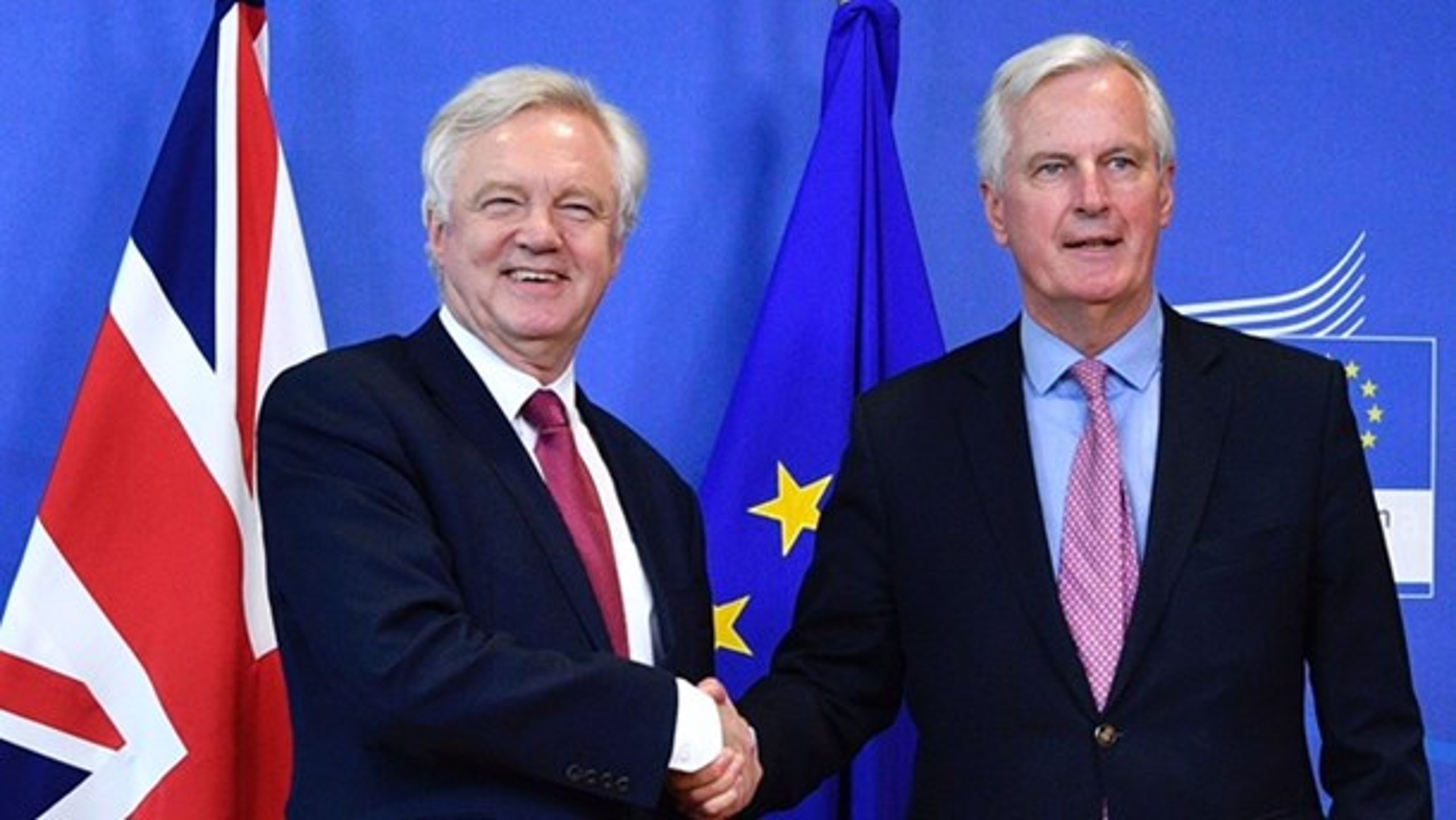 I denne uge mødes de britiske og europæiske chefforhandlere, David Davis (t.v) og Michel Barnier (t.h.),&nbsp;igen for at forsøge at udrede 44 års EU-samliv i forbindelse med den britiske exit fra Unionen.