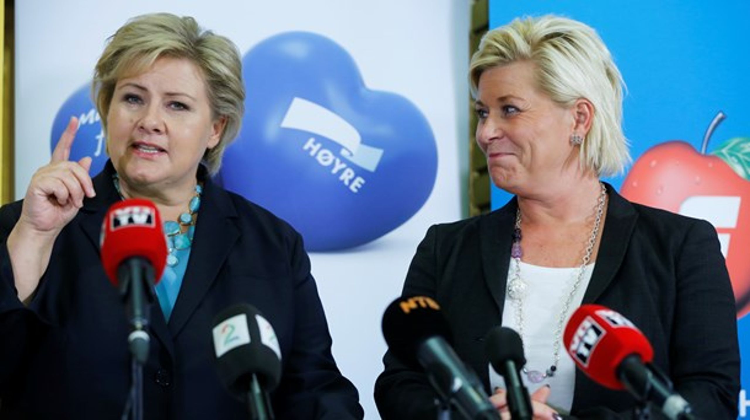 Høyres Erna Solberg og Fremskridtspartiets Siv Jensen, da de vandt regeringsmagten i 2013. Målingerne i Norge peger på regeringsskifte, men kampen bliver tæt.&nbsp;