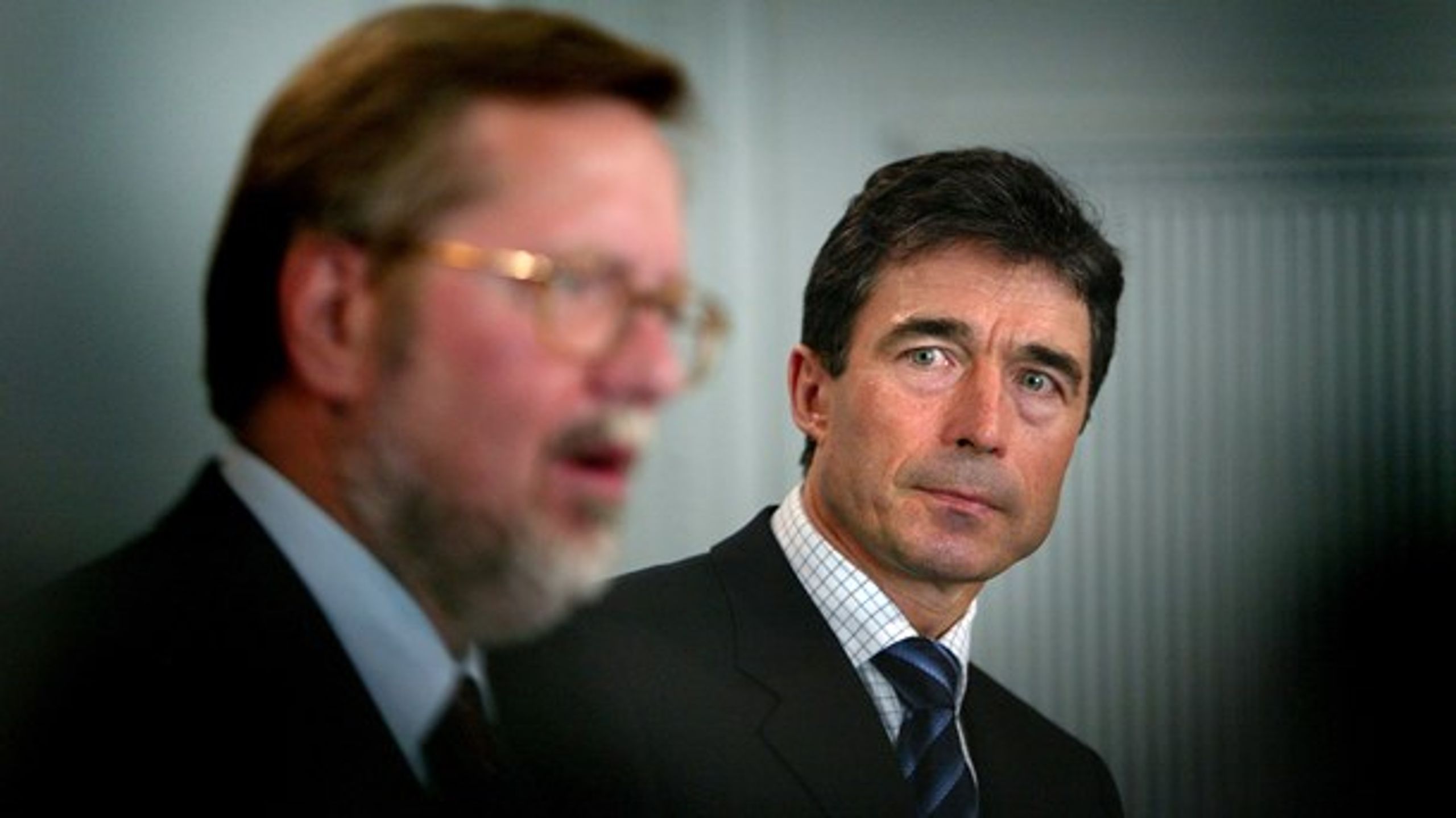 Udenrigsminister Per Stig Møller (K) og statsminister Anders Fogh Rasmussen (V) holder pressemøde om dansk deltagelse i Irakkrigen i marts 2003.