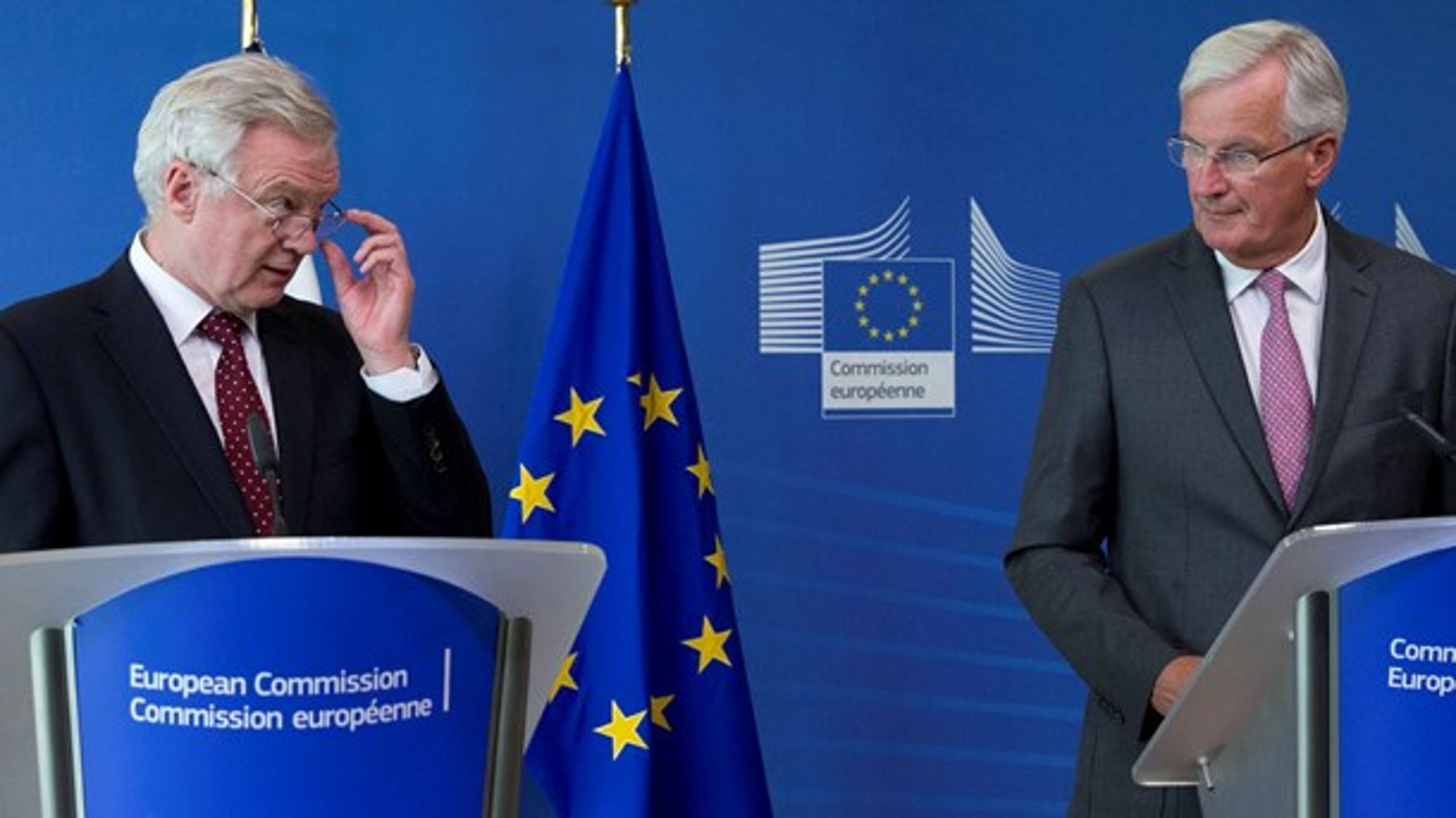 Den britiske Brexit-minister, David Davis (tv.) ser skævt til EU's chefforhandler, Michel Barnier (th.), inden tredje forhandlingsrunde om briternes exit fra EU går i gang i Bruxelles.