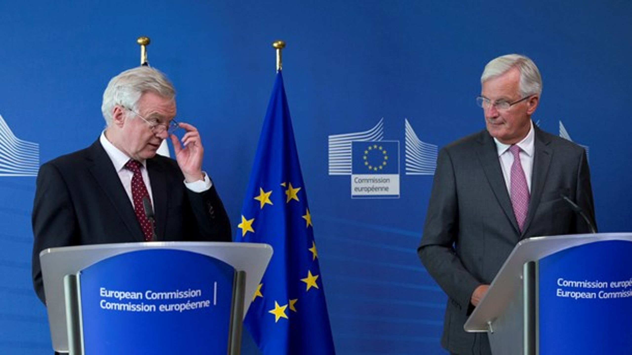Briternes chefforhandler David Davis (tv.) er ikke i øjenhøjde med sin EU-modpart Michel Barnier (th.).