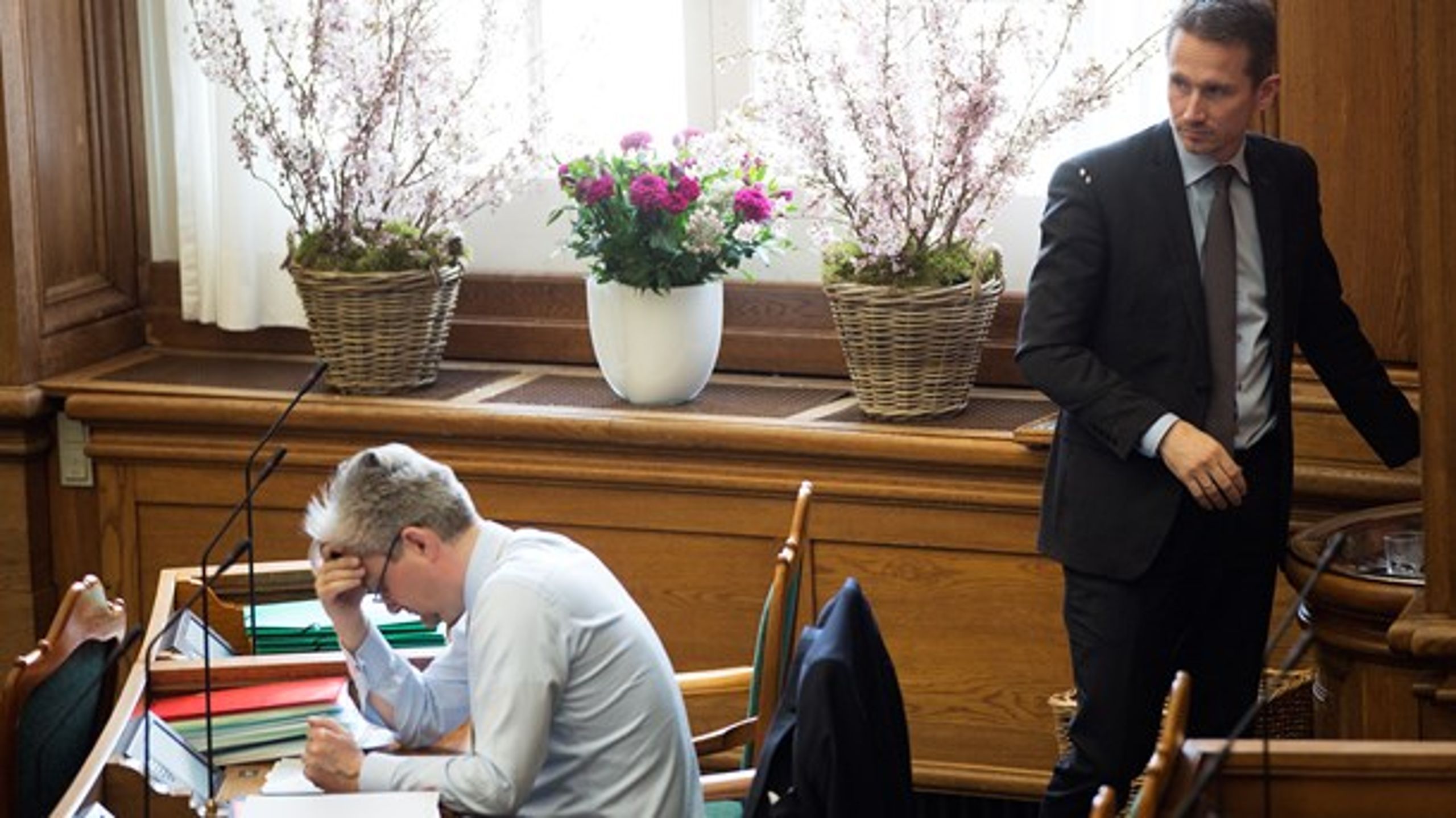 Uddannelses- og forskningsminister Søren Pind (tv.) får 377 millioner af finansminister Kristian Jensen (th.) til at få budgettet til at stemme næste år.