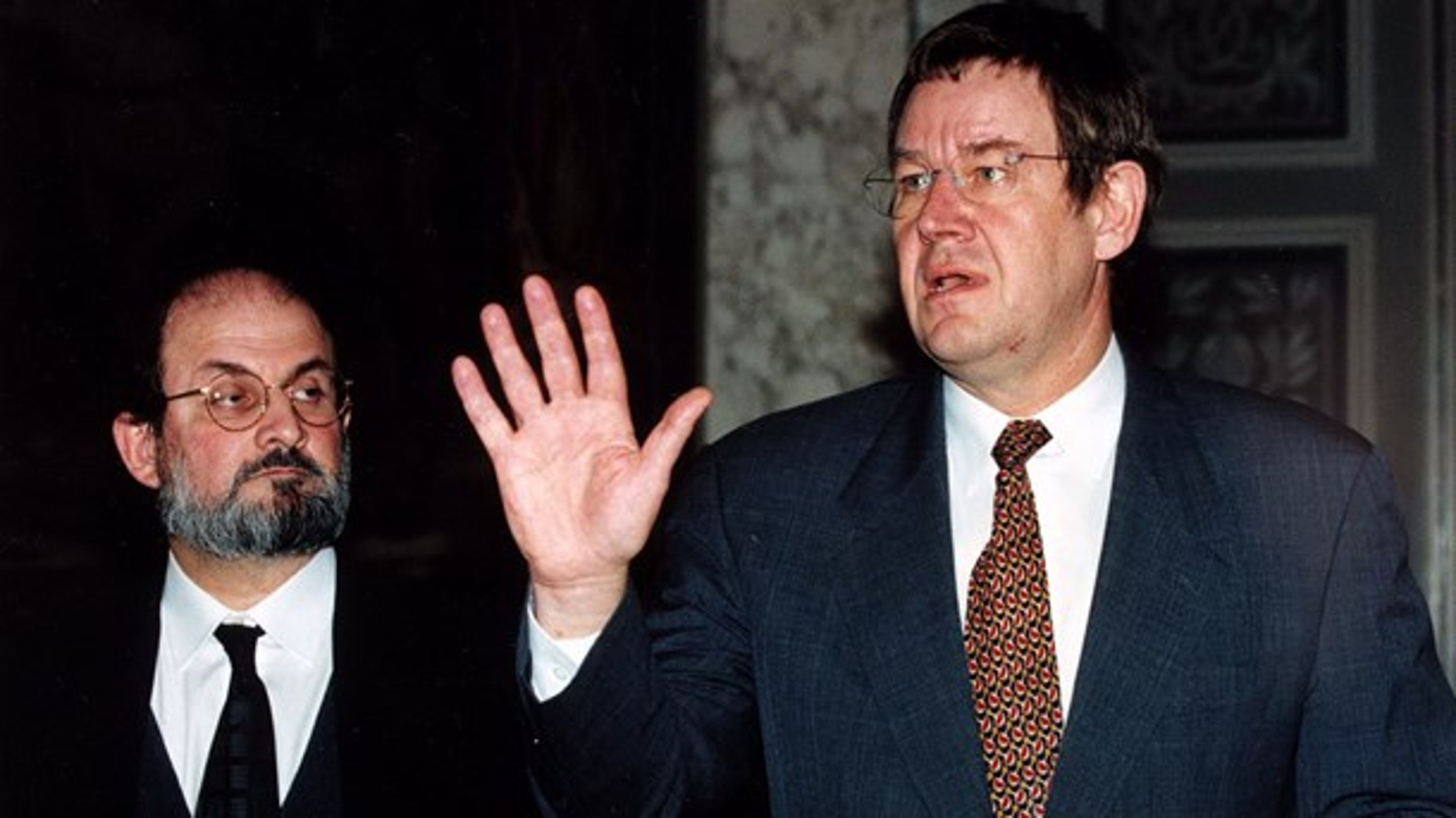 Salman Rushdie sammen med Poul Nyrup Rasmussen i november 1996. TV-programmet 'Statsministre satte sagen i et nyt lys'.