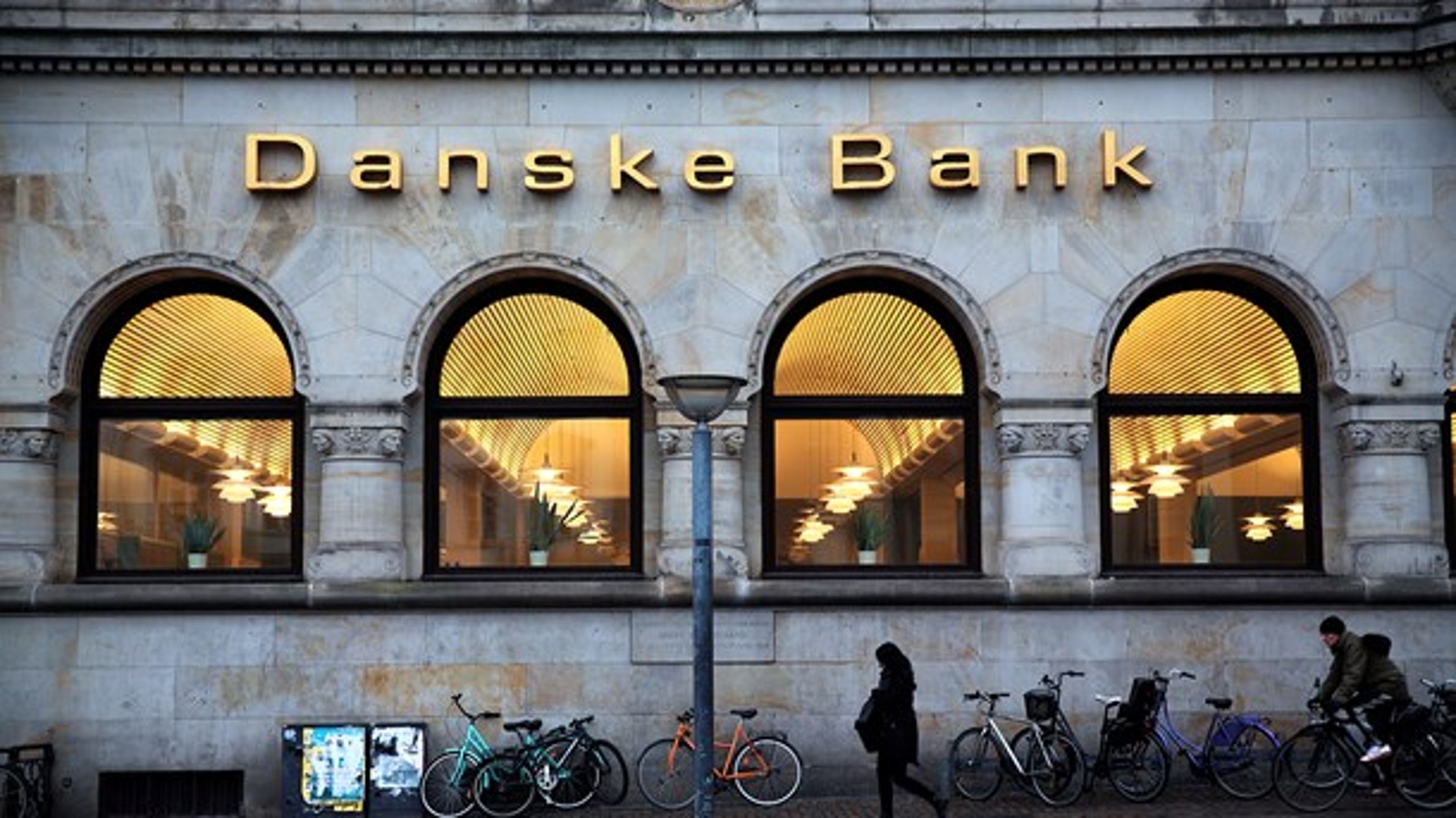Danske Bank bliver af flere politikere kritiseret for en&nbsp;sag om hvidvask, der trækker tråde til flere regeringer og internationale organisationer.
