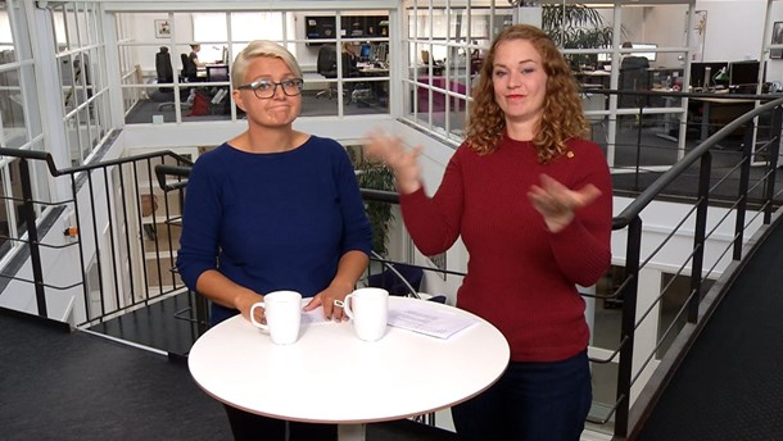 Studieværterne Maja Toft og Olivia Thyge Egeber kommer nok til at se sig om efter et andet job, hvis regeringens finanslovsforslag gennemføres. 21 medarbejdere på Døvefilm producerer ca. 35 timers tv om året.<br>
