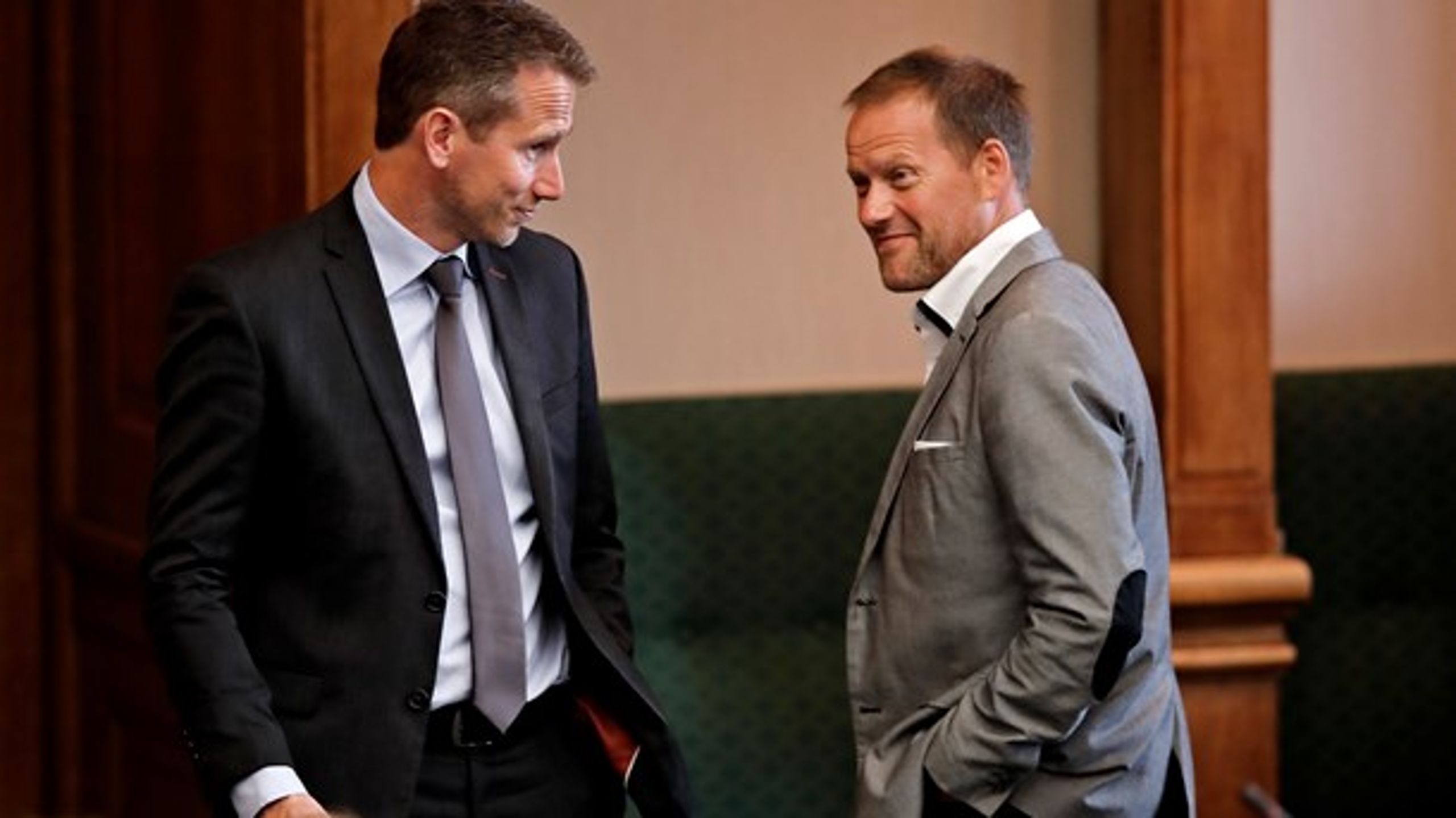 Finansminister Kristian Jensen (tv.) og Dansk Folkepartis finansordfører, René Christensen, forsøger at nå til enighed om en reduktion og omlægning af registreringsafgiften.