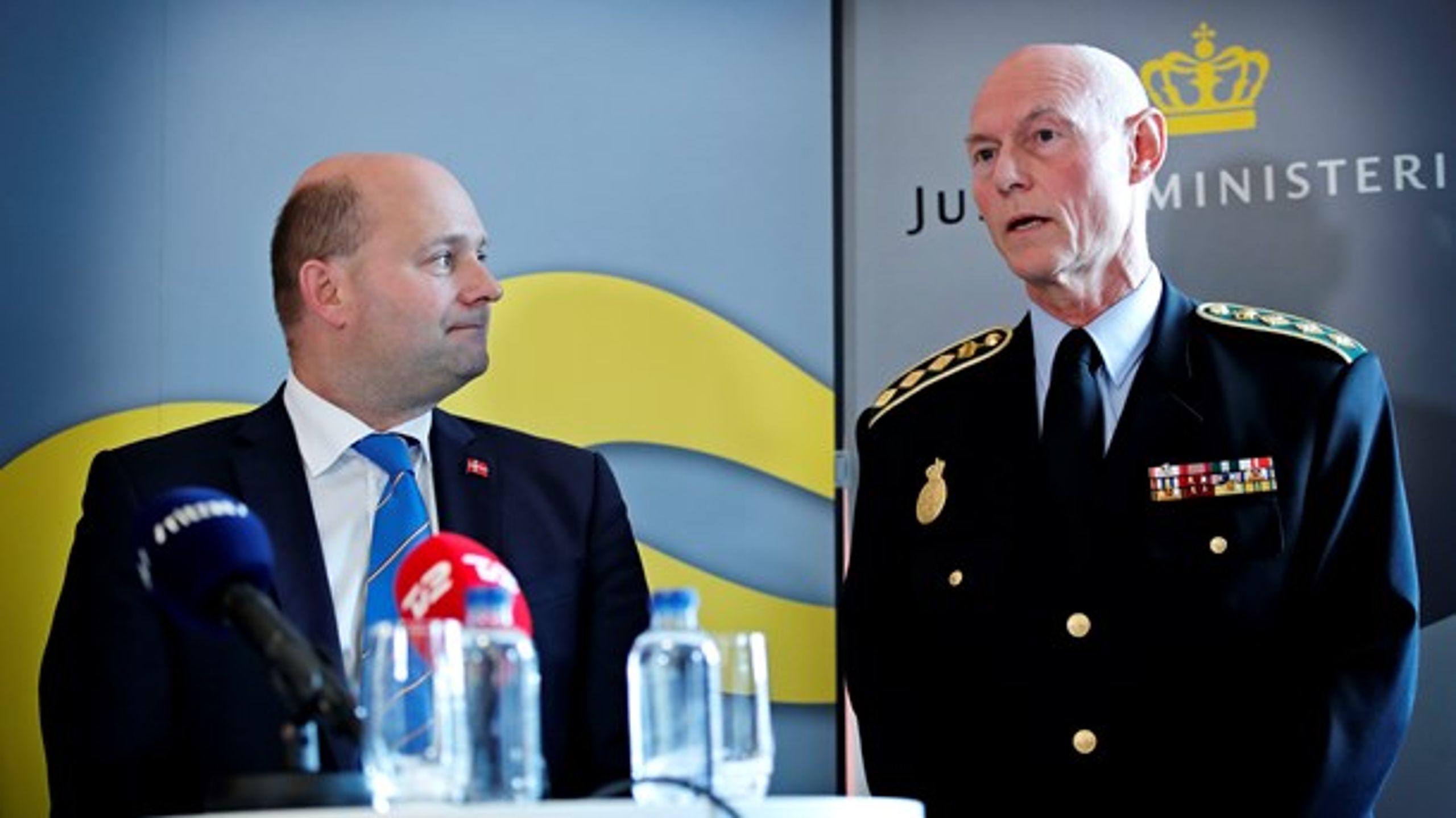 Justitsminister Søren Pape Poulsen (K)&nbsp;og rigspolitichef&nbsp;Jens Henrik Højbjerg fremlægger regeringens beslutning om at lade soldater erstatte betjente ved grænsebevogtningen.