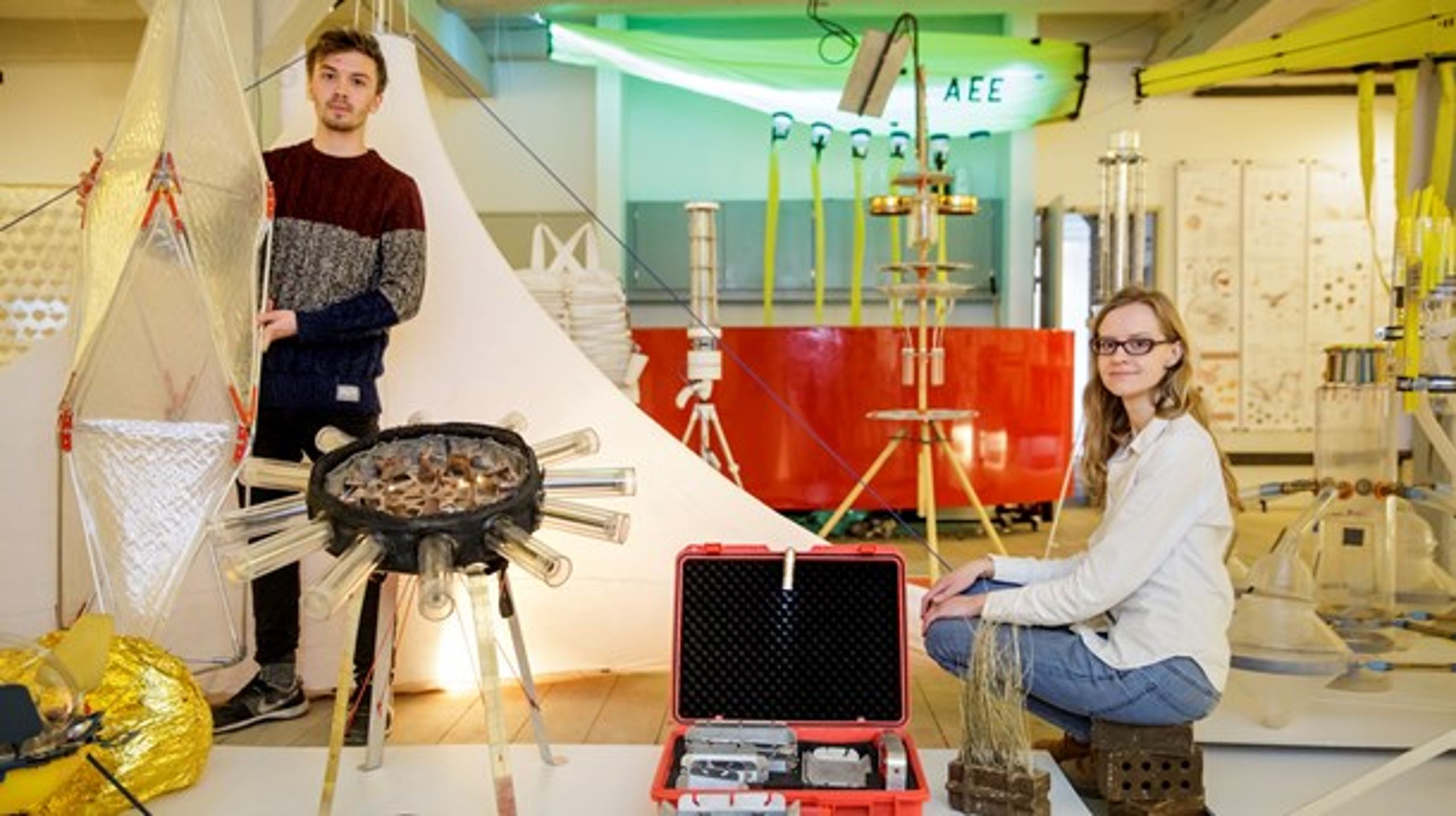 Grøn innovation kommer ofte fra unge iværksættere, mener Christian Poll (Å). Her viser studerende fra arkitekt- og designskolerne i København eksempler på bæredygtige produkter.