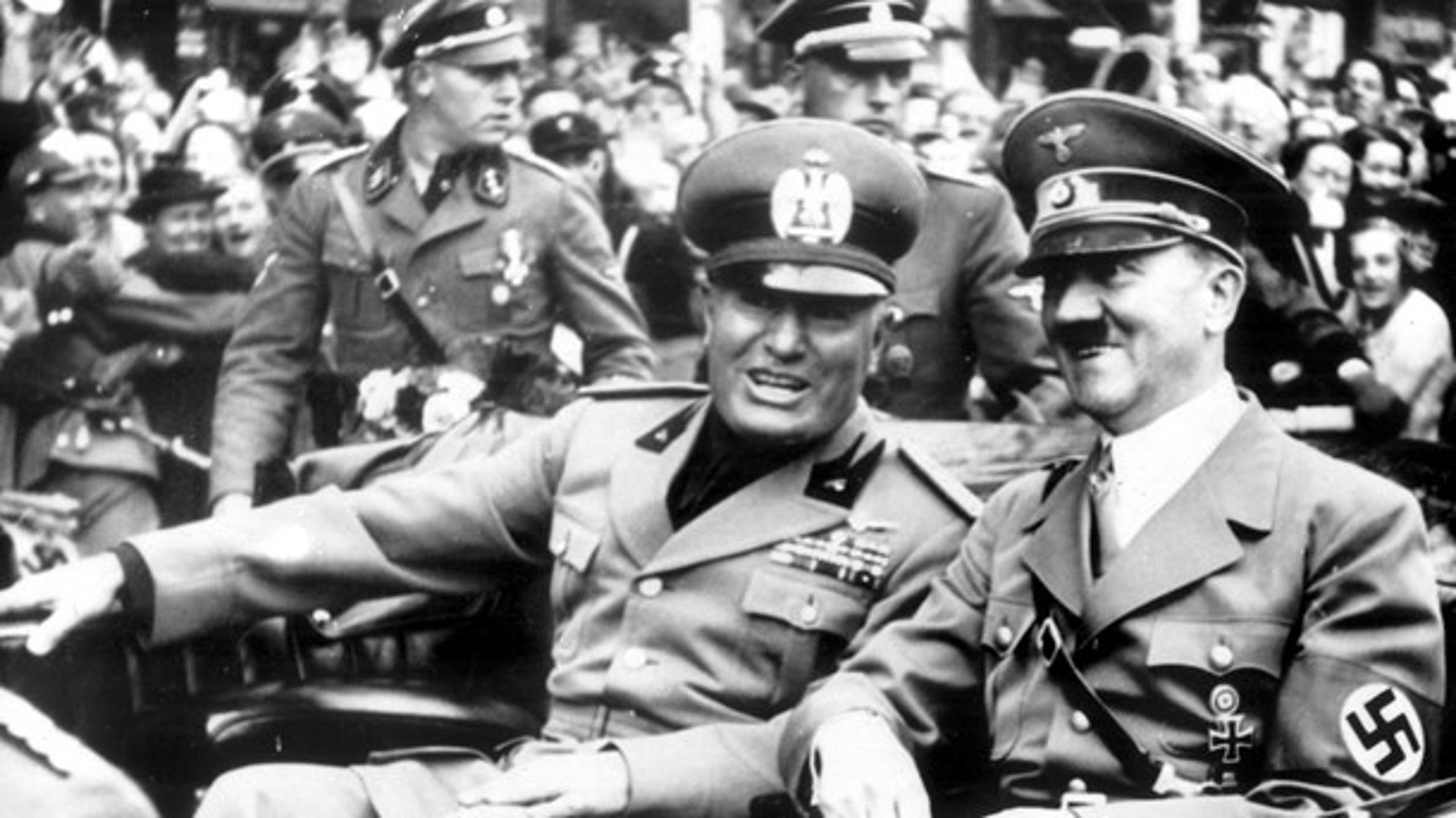 KAMMERATER: Både Adolf Hitler og Benito Mussolinis tankegods havde rod i den yderste politiske venstrefløj, skriver Lars Tvede.