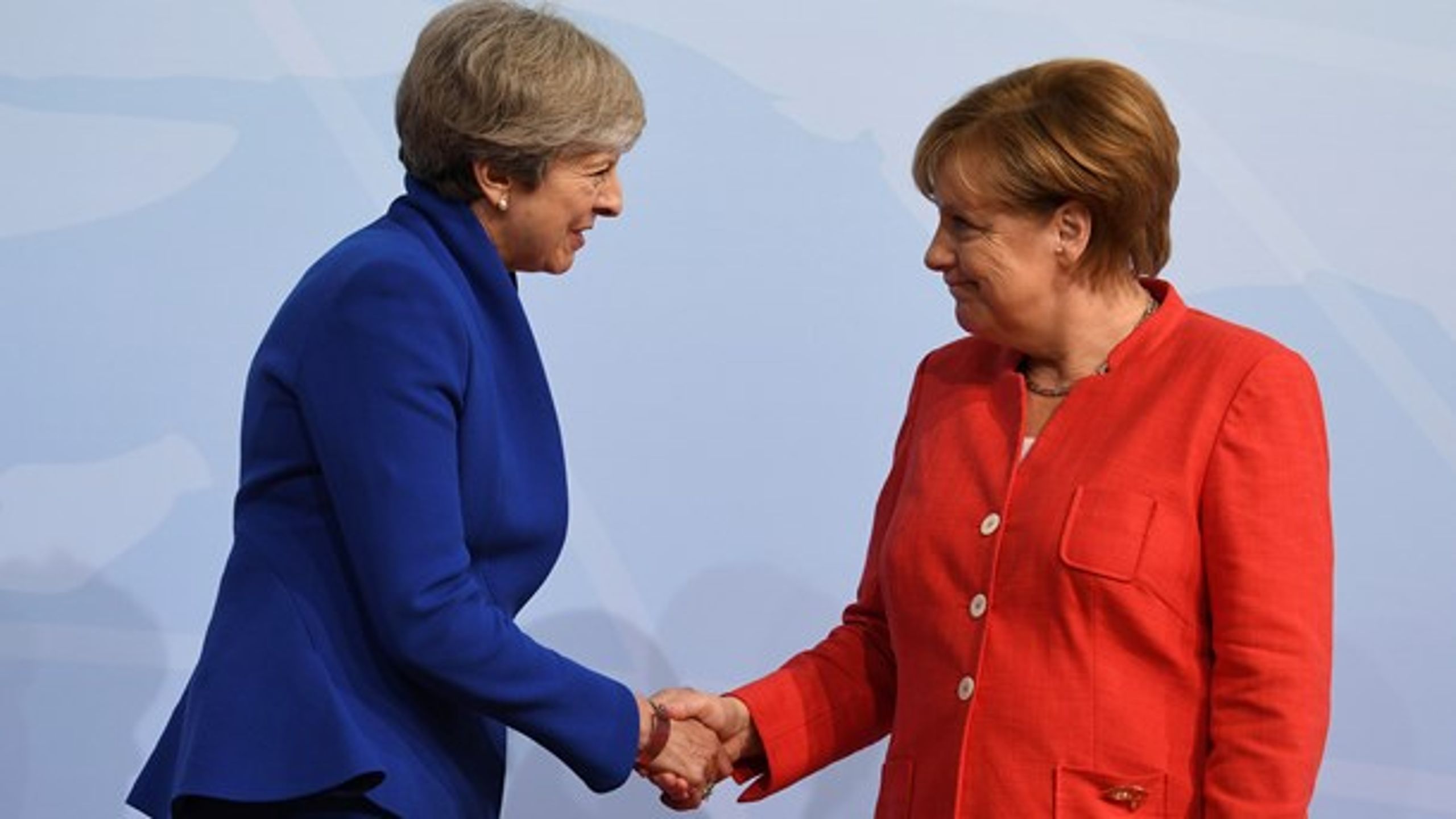 Der bliver holdt øje med både den britiske premierminister, Theresa May (t.v.) og den tyske kansler Angela Merkel (t.h.) fra Bruxelles i denne uge.
