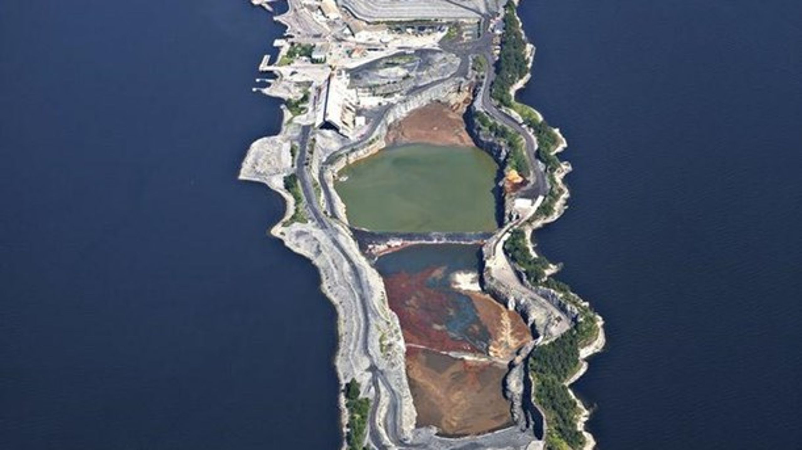 Steen Gade kritiserer deponeringen af farligt dansk affald på Langøya i Oslofjorden, men anlægget selv mener, de er det sikreste og grønneste alternativ.