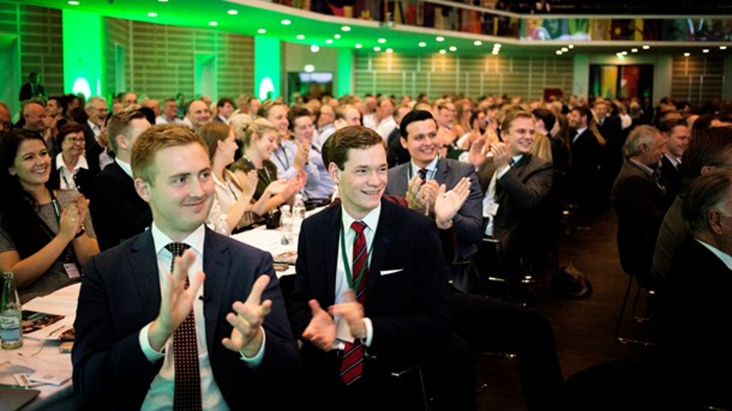 De unge konservative, med ungdomsformand Andreas Weidinger forrest i billedet i spidsen, udfordrer søndag den konservative partitop med et forslag om forbud mod kommunale partihoppere.