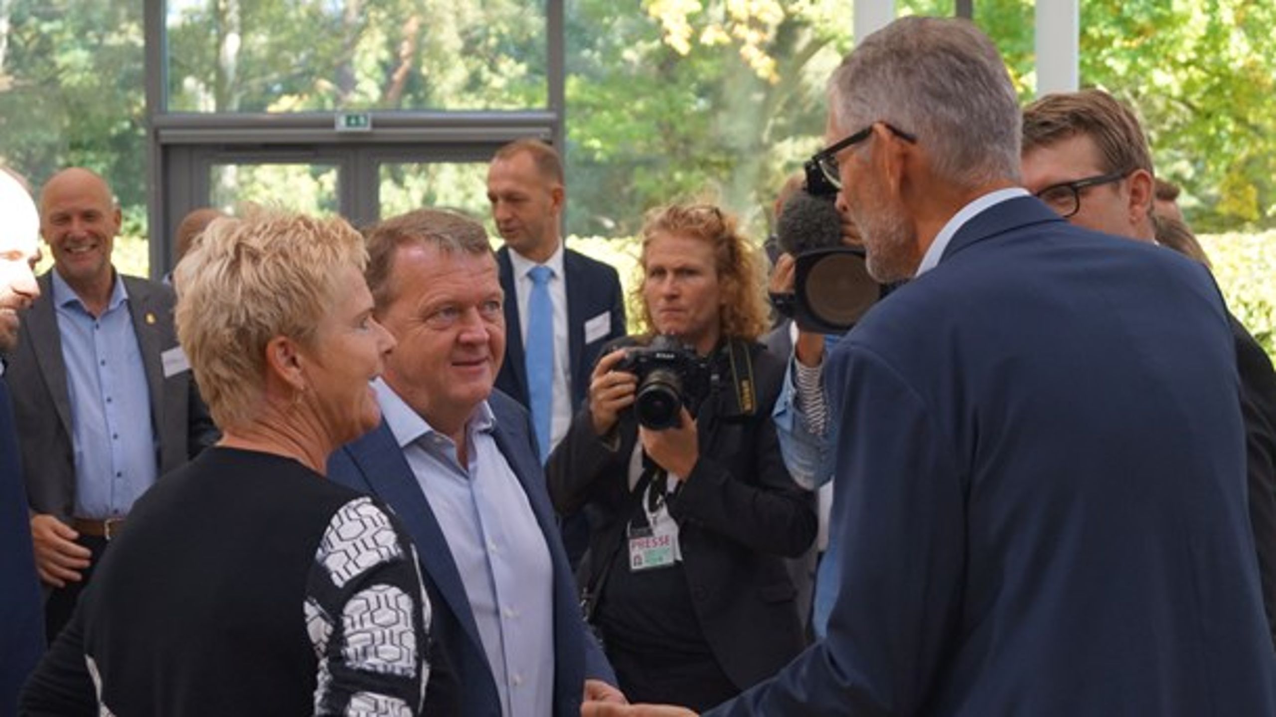 Statsministeren byder indenfor på Marienborg. Her ses han med Lizette Risgaard, LO (tv.) og Søren Møller, DGI (th.)