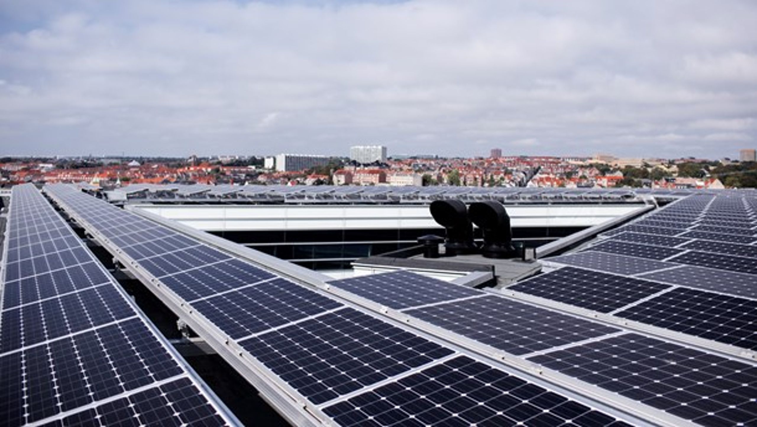 Der skal skrues op for udbygningen af solceller, vurderer AAU-forskere i ny rapport.&nbsp;Her er der etableret så mange solceller som muligt. Hos Navitas, Århus.