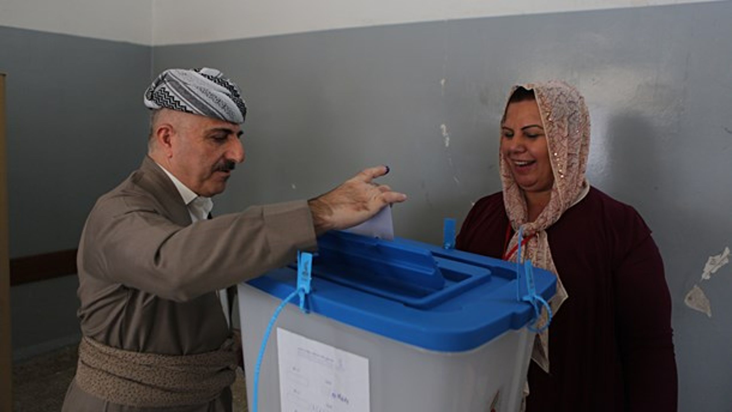 En kurdisk mand afgiver sin stemme ved mandagens uafhængighedsvalg i den kurdiske del af Irak.&nbsp;