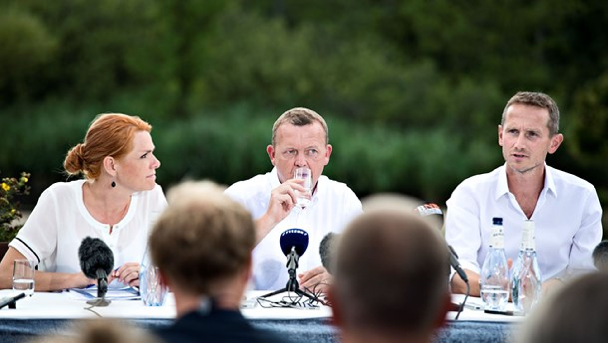 Lars Løkke Rasmussen flankeret af Kristian Jensen og Inger Støjberg ved Venstres sommergruppemøde i 2014. Før mødet havde Støjberg skrevet en kras kronik om manglende muslimsk integration, og straks steg Venstre markant i meningsmålingerne. Det lagde man mærke til i partiet.<br>