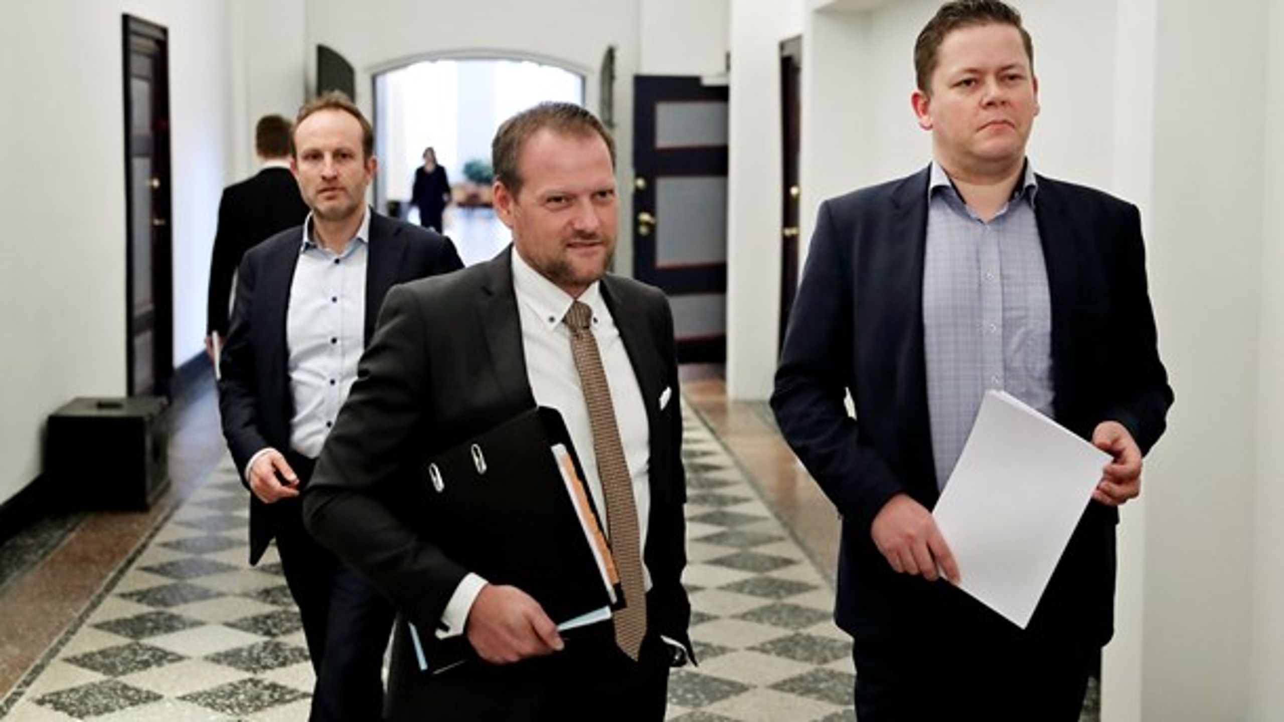 Dennis Flydtkjær (til højre) vil ikke afvise, at der kan spares penge på foreningers delvise momsrefusion.&nbsp;