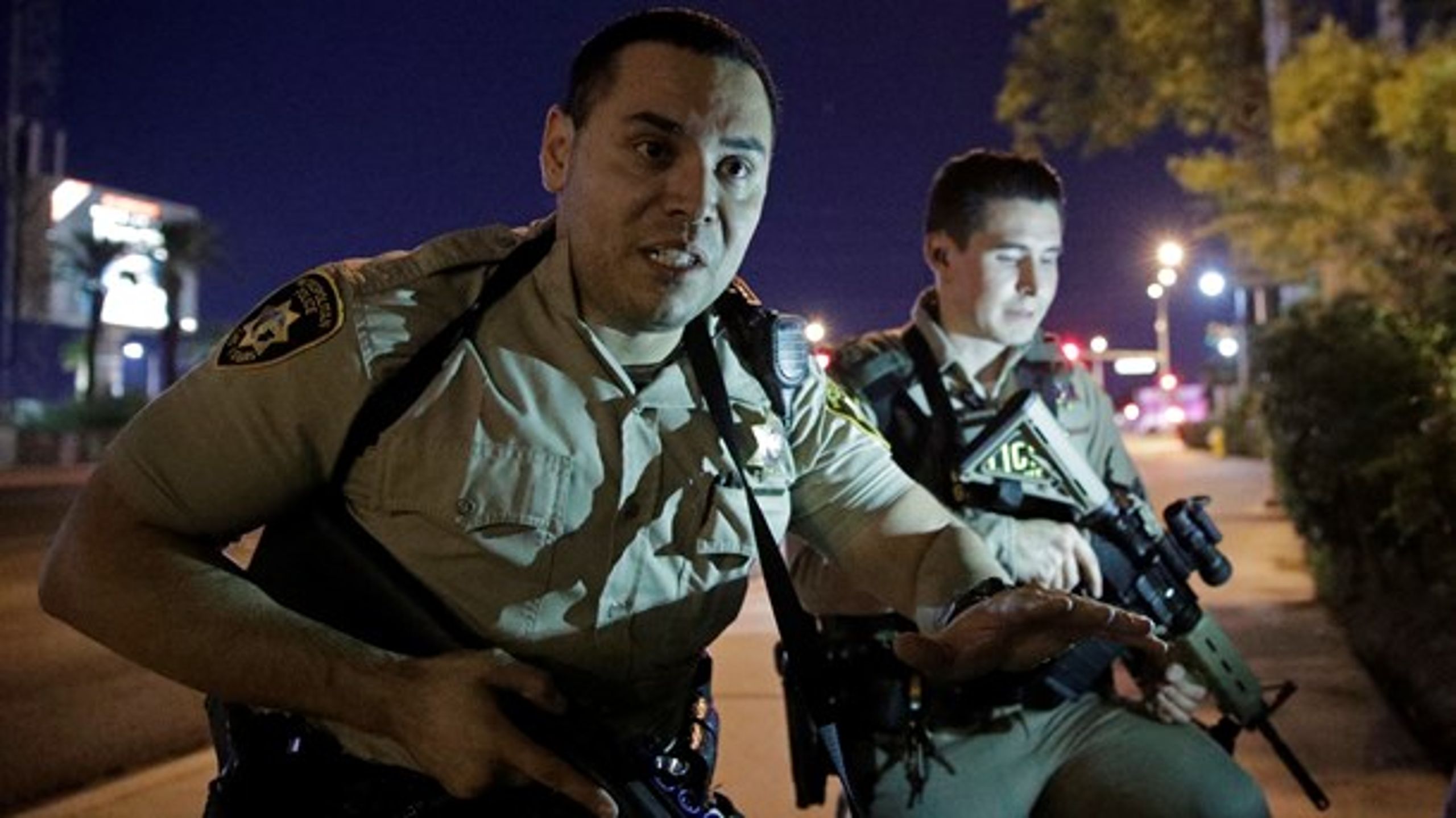 MASSESKYDERI: To politifolk med automatvåben forsøger at stoppe skyderiet i Las Vegas.