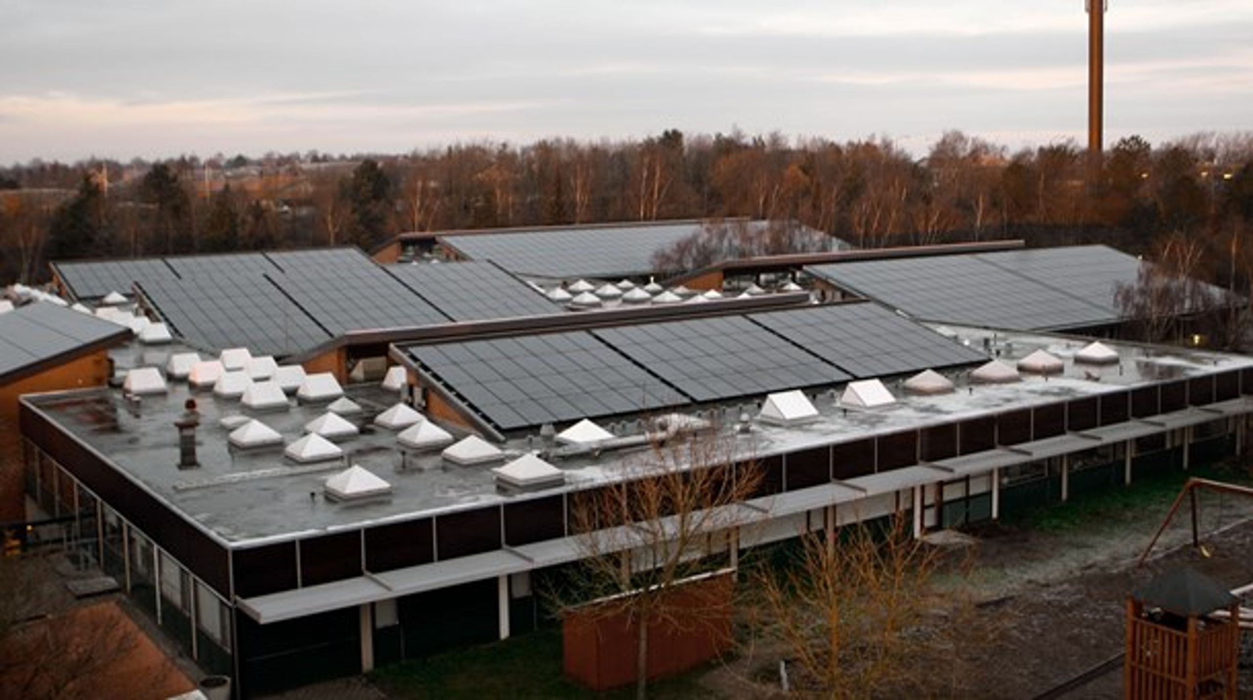 Taget på Skivehus Skole i Skive dækkes af et solcelleanlæg på 1700 kvadratmeter, men&nbsp;kommunernes muligheder for at opsætte solcelleanlæg besværliggøres af kravet om selskabsgørelse, skriver Jørn Pedersen (KL).&nbsp;