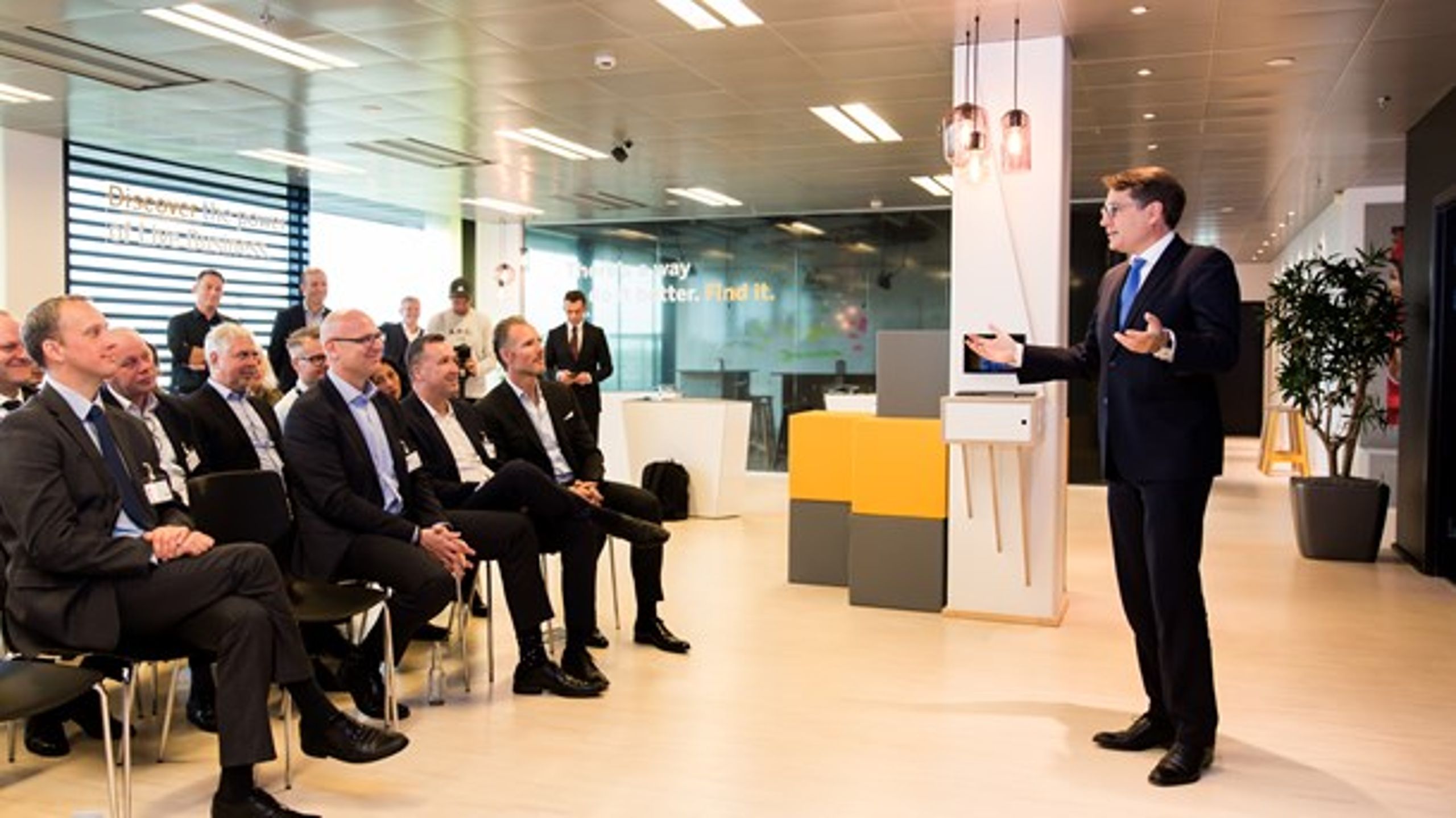 Erhvervsminister Brian Mikkelsen (K) ønsker SAP tillykke med deres nyåbnede Experience Center. Længst til højre på forreste række sidder Jesper Schleimann.