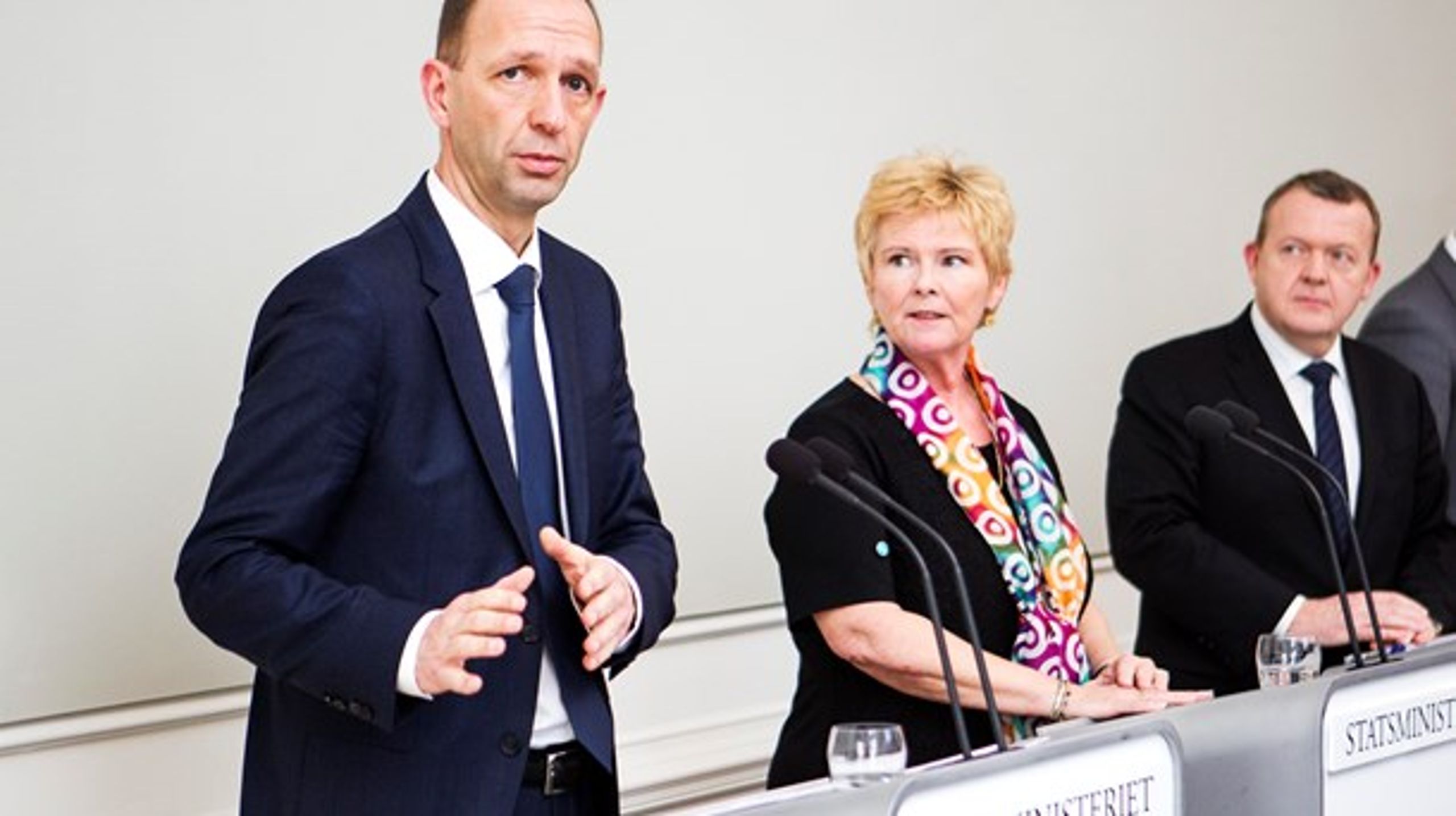 Pressemøde efter trepartsforhandlingerne i 2016.&nbsp;&nbsp;DA's Jacob Holbraad, LO's Lizette Risgaard og statsminister Lars Løkke Rasmussen (V).