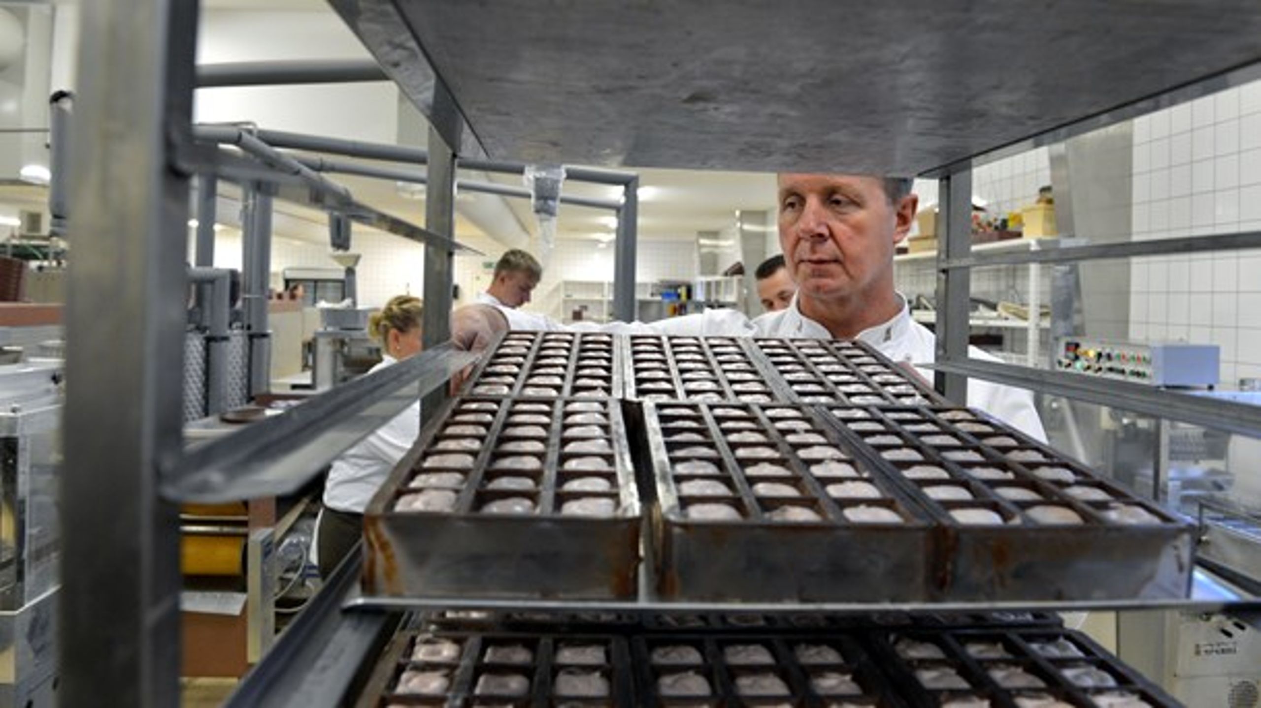 Danmark har som det eneste land&nbsp;en chokoladeafgift på cirka 26 kroner per kilo. Det hæmmer danske fabrikanter i at sælge chokoladen både herhjemme og i udlandet - og det koster arbejdspladser, mener Benedikte Kiær.&nbsp;<br>