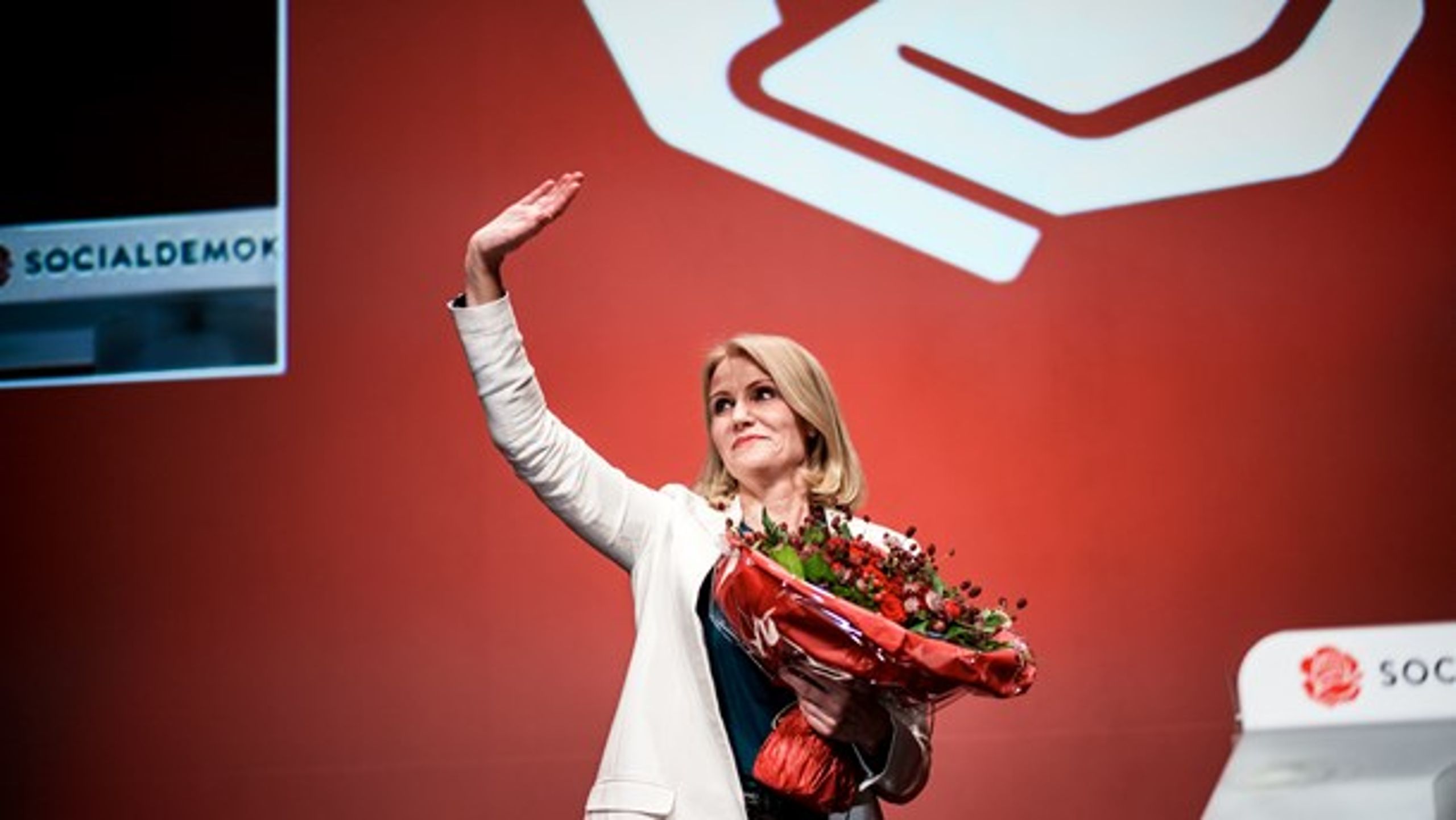 Helle Thorning-Schmidt vinker farvel til Socialdemokratiet ved den kongres i 2015, hvor hun bliver afløst af Mette Frederiksen