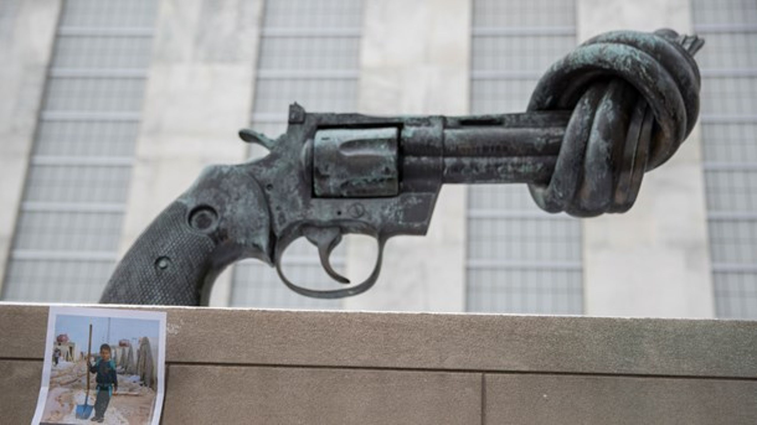 "Knotted Gun" foran FN-bygningen i New York. Skulpturen er lavet af svenske Carl Fredrik Reuterswärd.