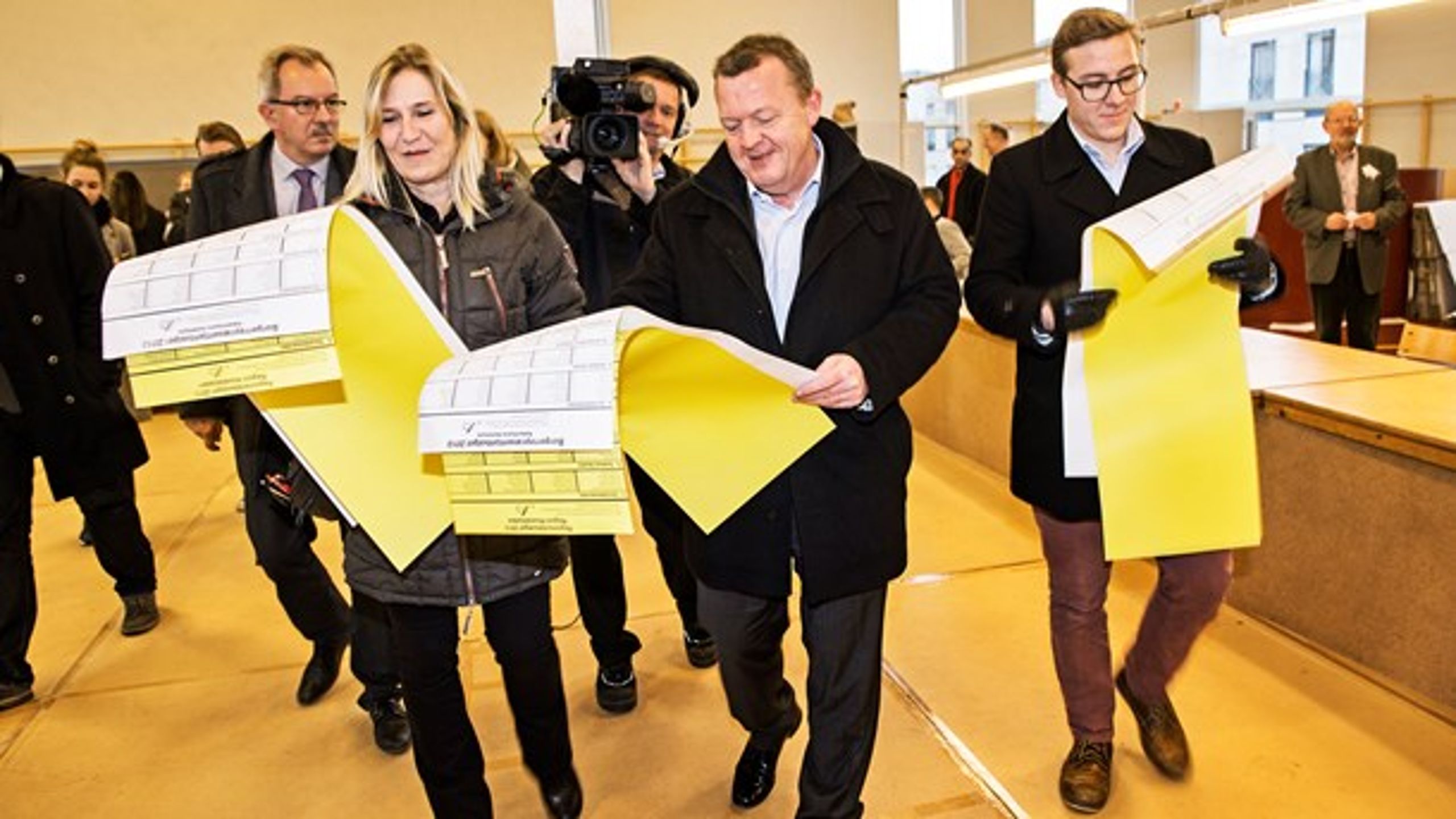 Der var anderledes grund til smil for Venstre-leder Lars Løkke Rasmussen, da han gik til stemmeboksen ved kommunalvalget i 2013. Denne gang er det kun nederlagets størrelse, der bliver spørgsmålet for Venstre.<br>