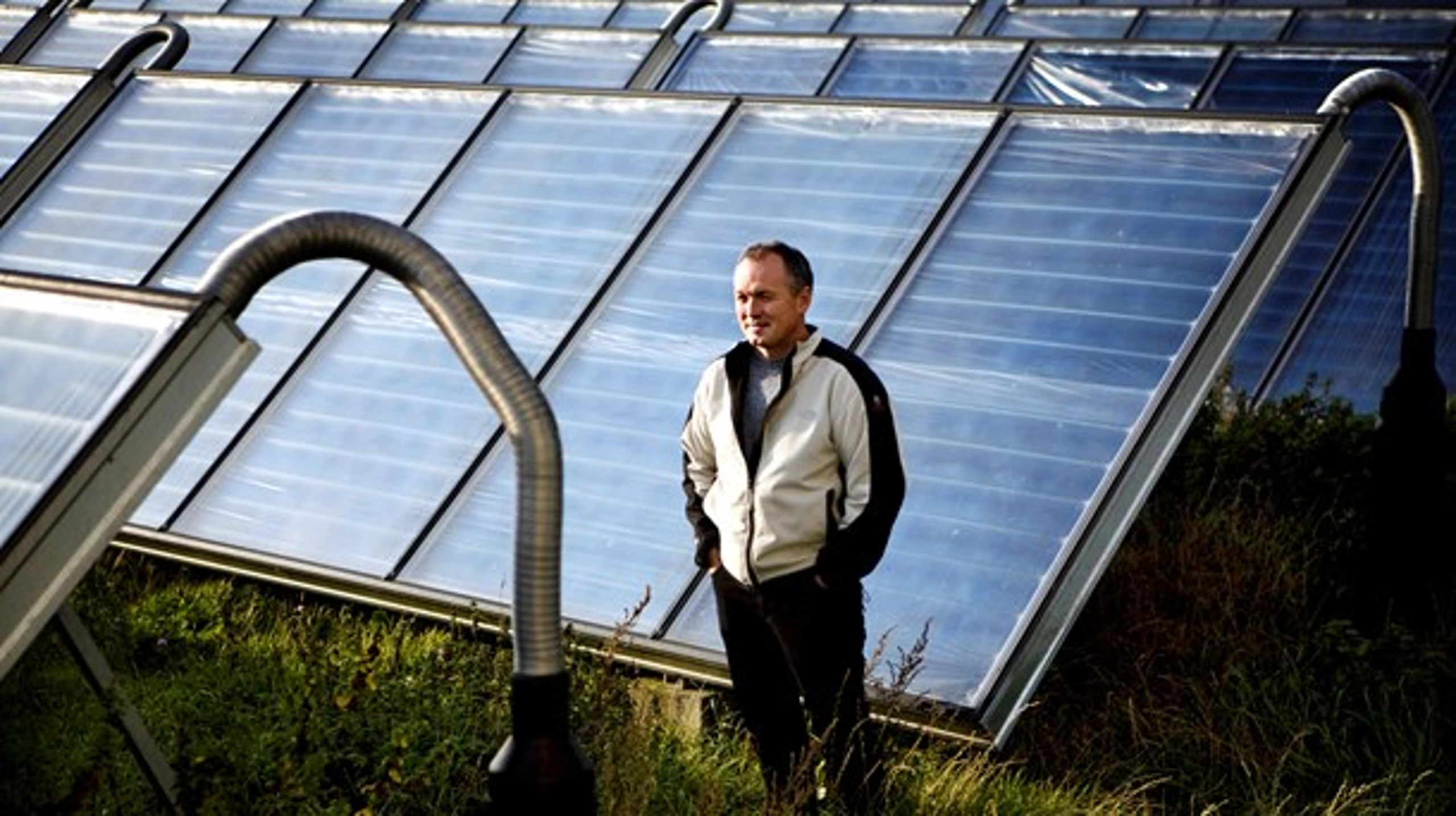 Søren Hermansen har været med til at gøre Samsø CO2-neutral og er udnævnt til en af "miljøets helte" i Time Magazine. Her fotograferet ved solfangere i Nordby.&nbsp;