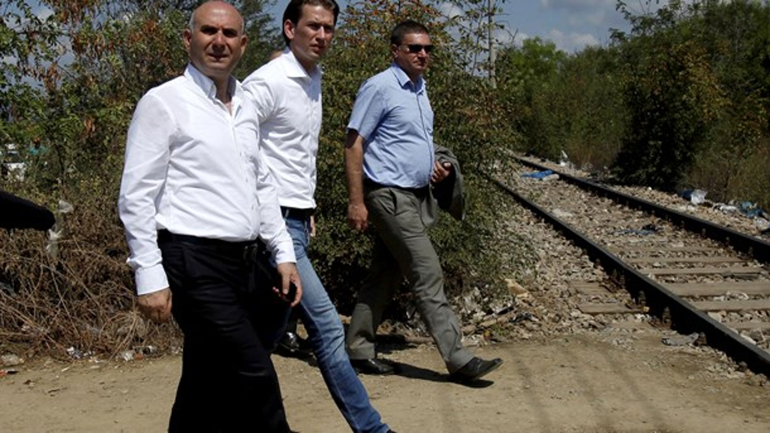 Sebastian Kurz (i midten) har som udenrigsminister taget æren for at lukke Balkan-ruten. Her ses han på den makedonske del af ruten i 2015 i selskab med den makedoniske indenrigsminister Mitko Cavkov.